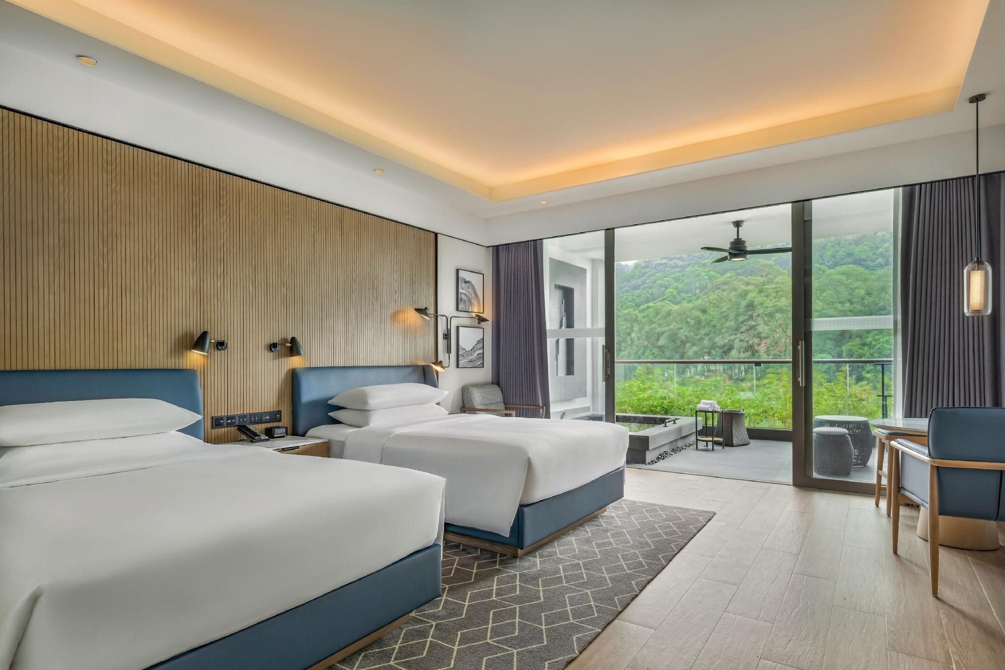 Sheraton Maoming Hot Spring Resort Deluxe, Guest Room, 2 Double, Garden View