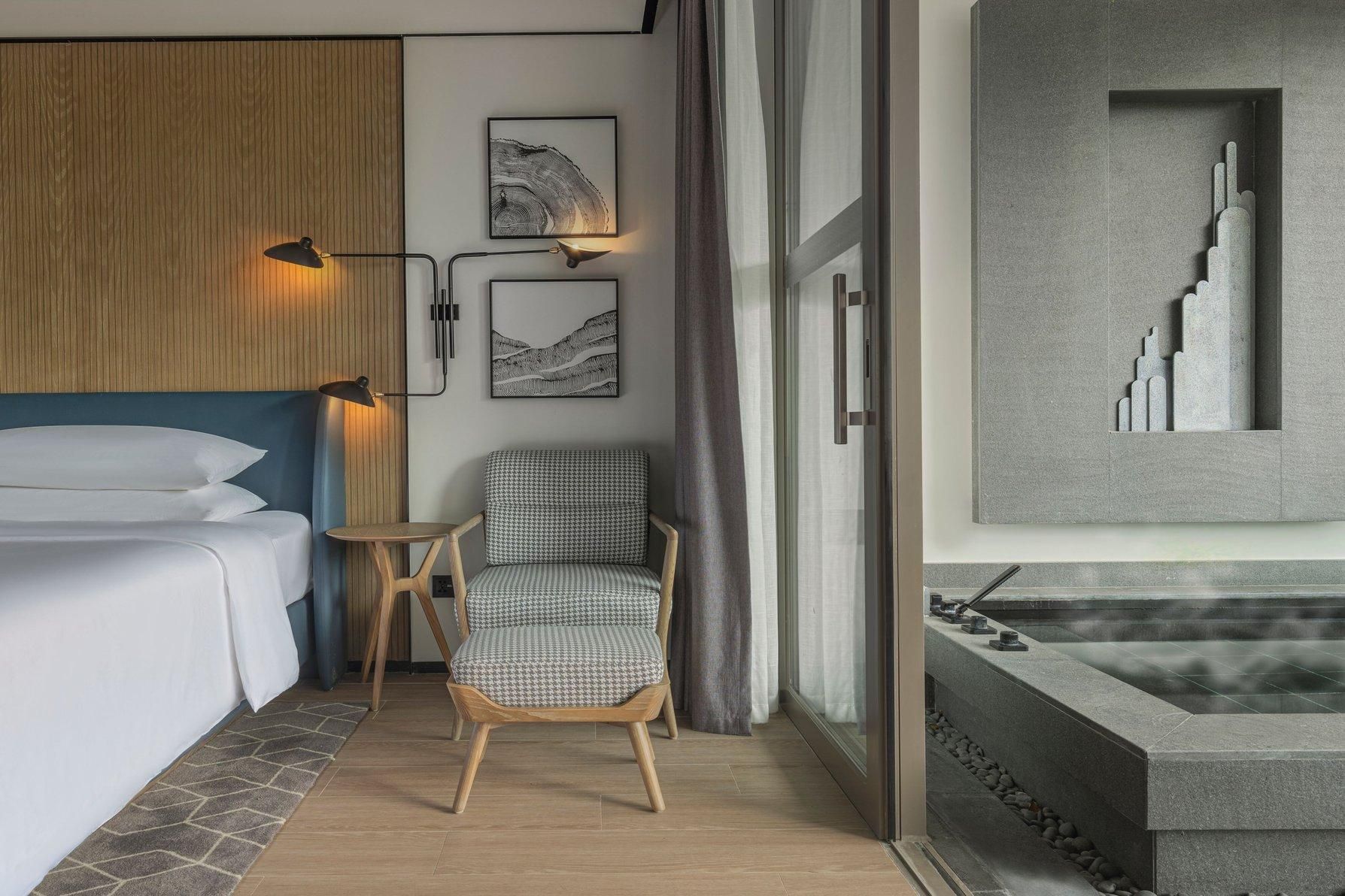 Sheraton Maoming Hot Spring Resort Deluxe, Guest Room, 2 Double, Garden View 3