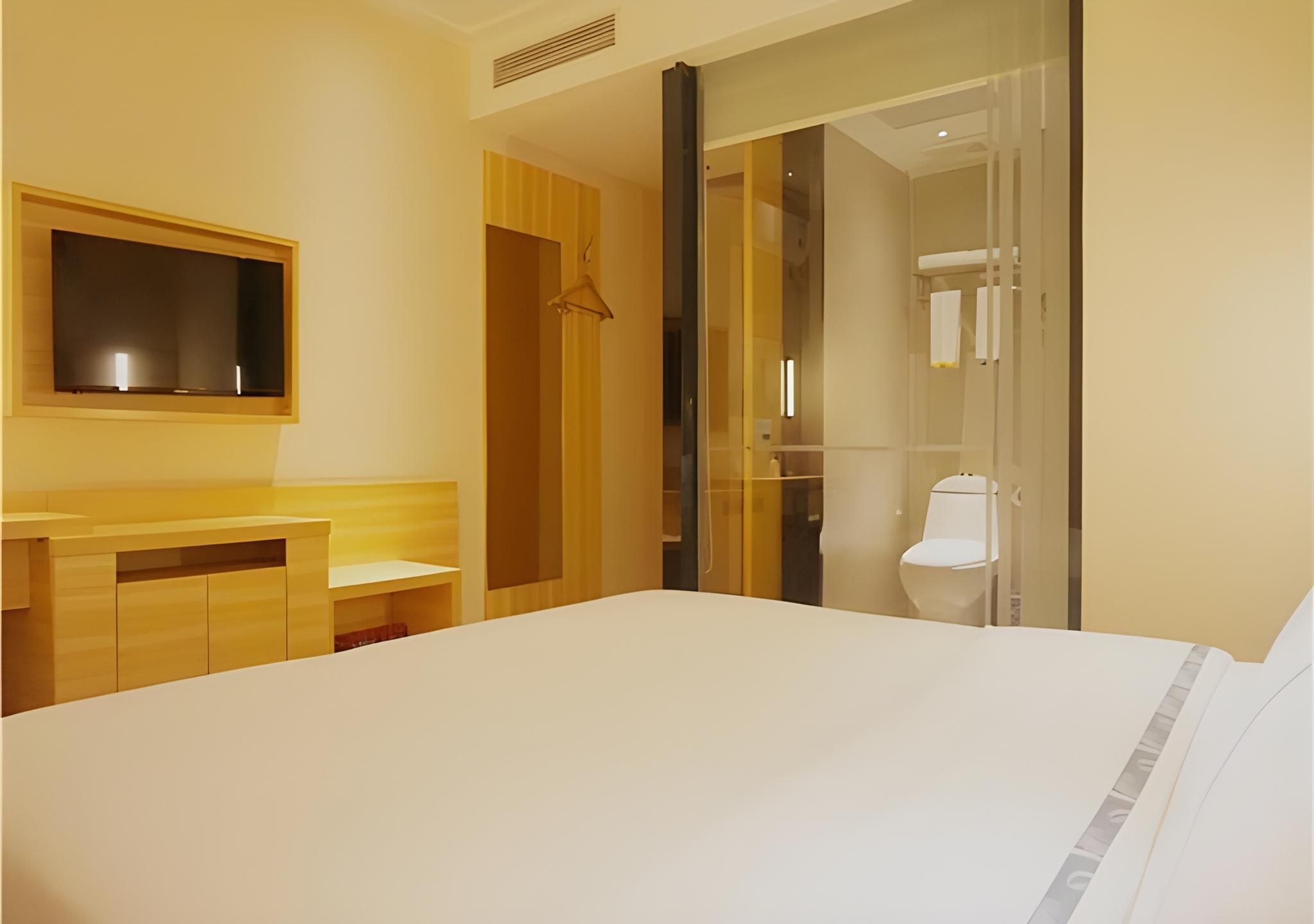 Stand Queen Room