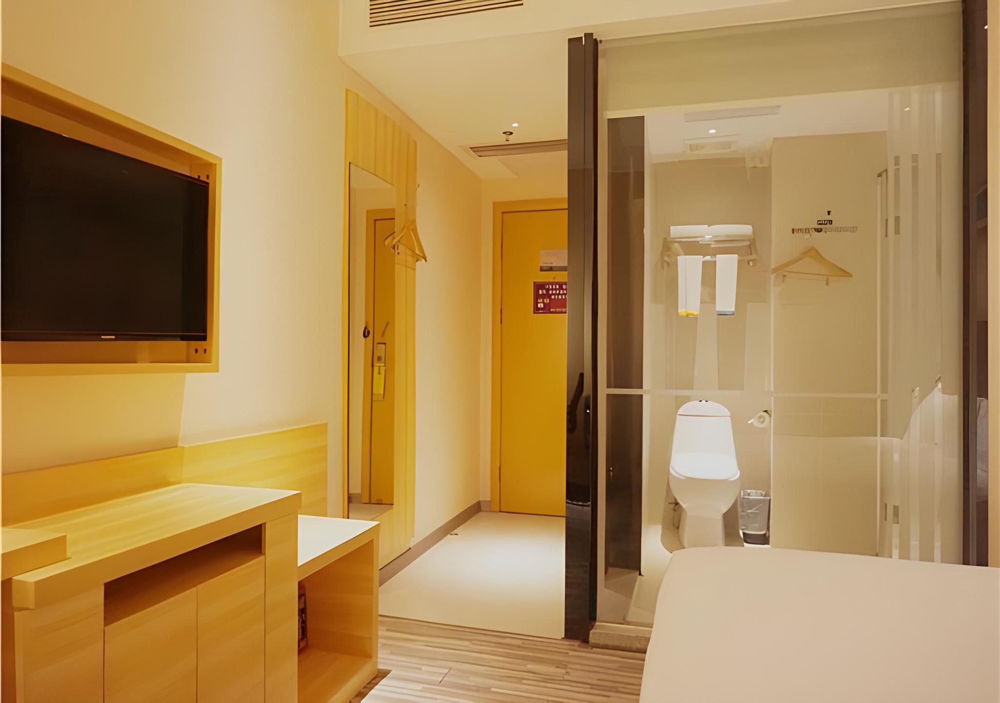 Stand Queen Room