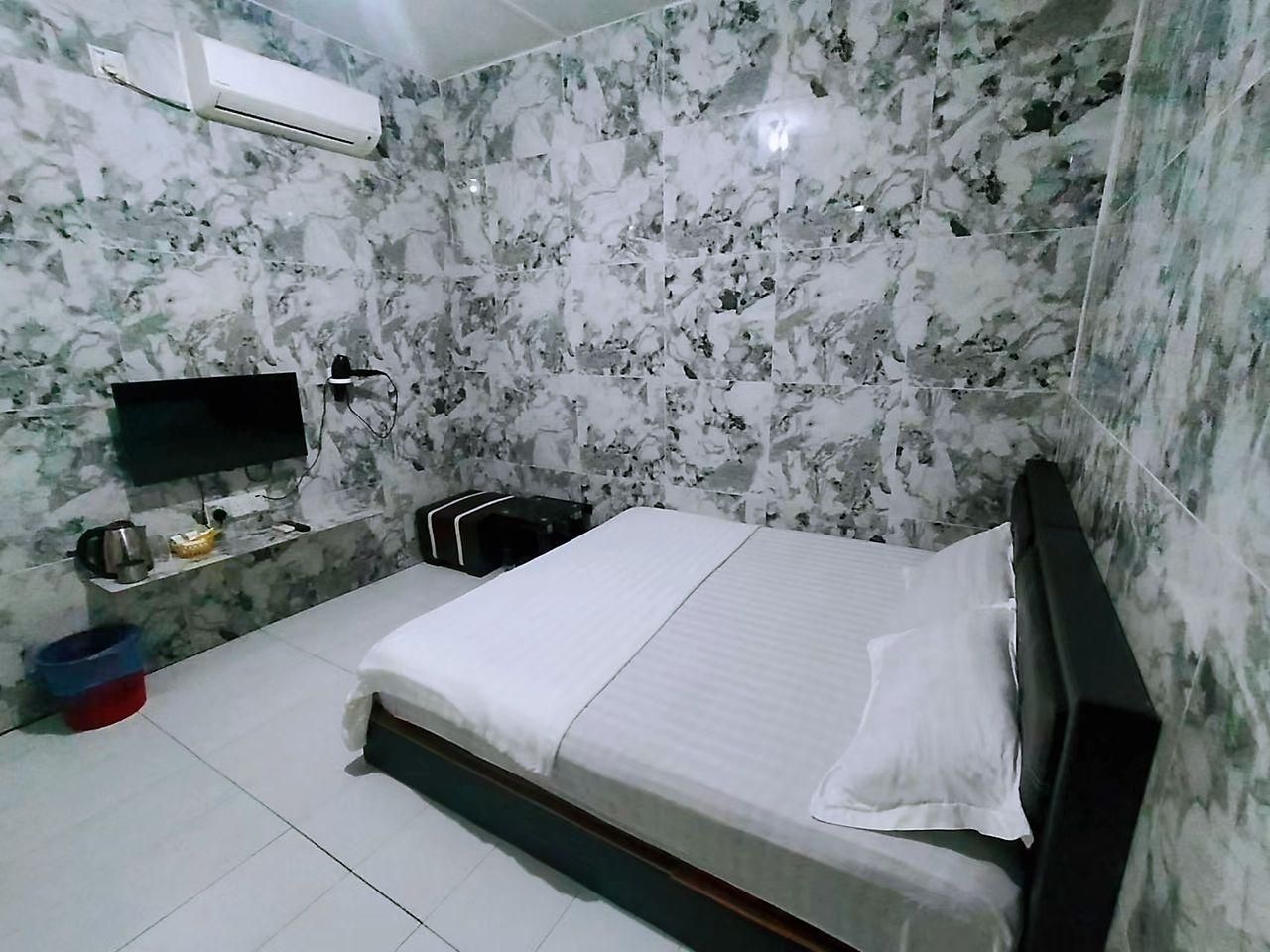 Deluxe Double Room With Private Bathroom