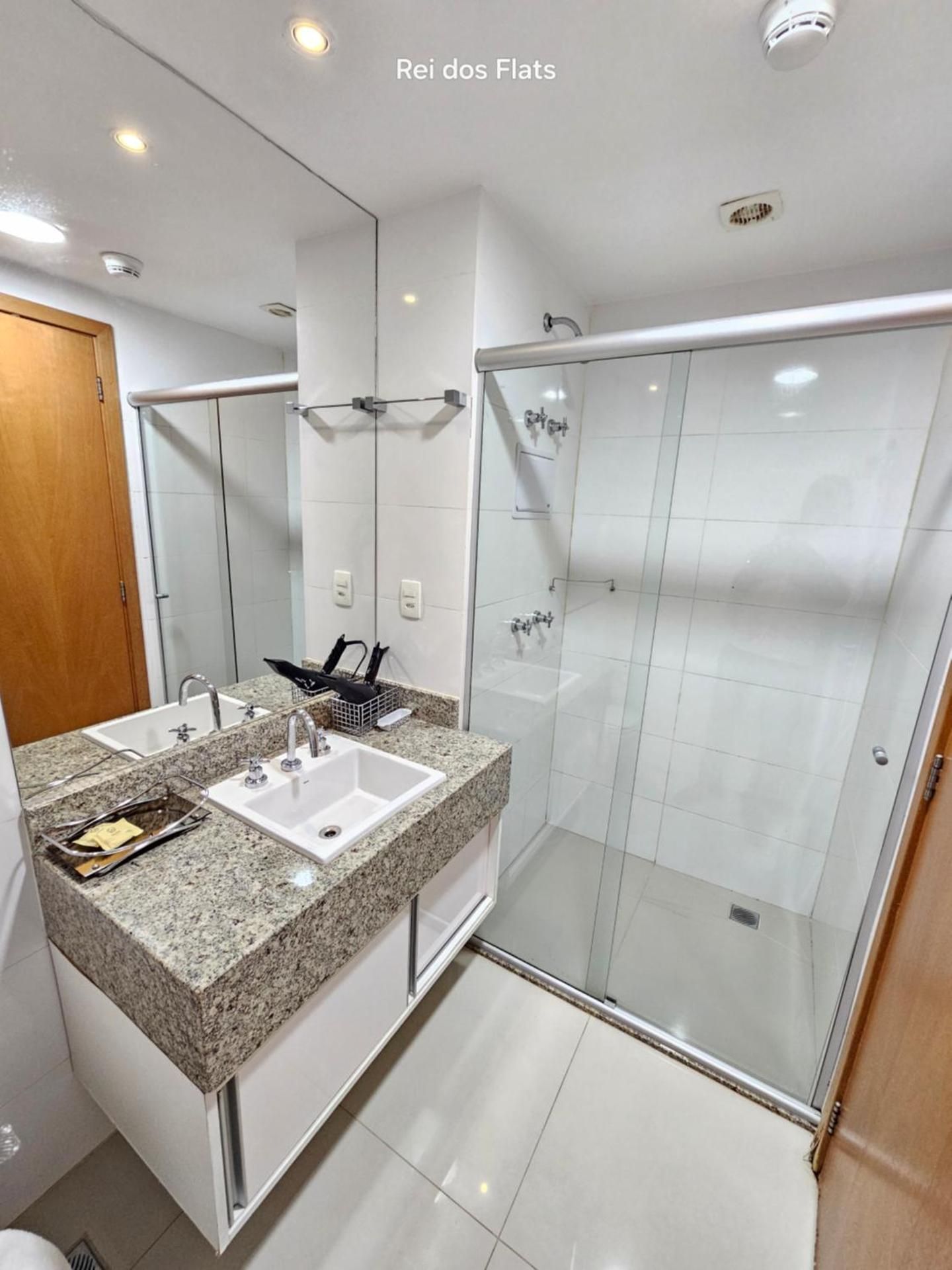 One-Bedroom Apartment with Lake View