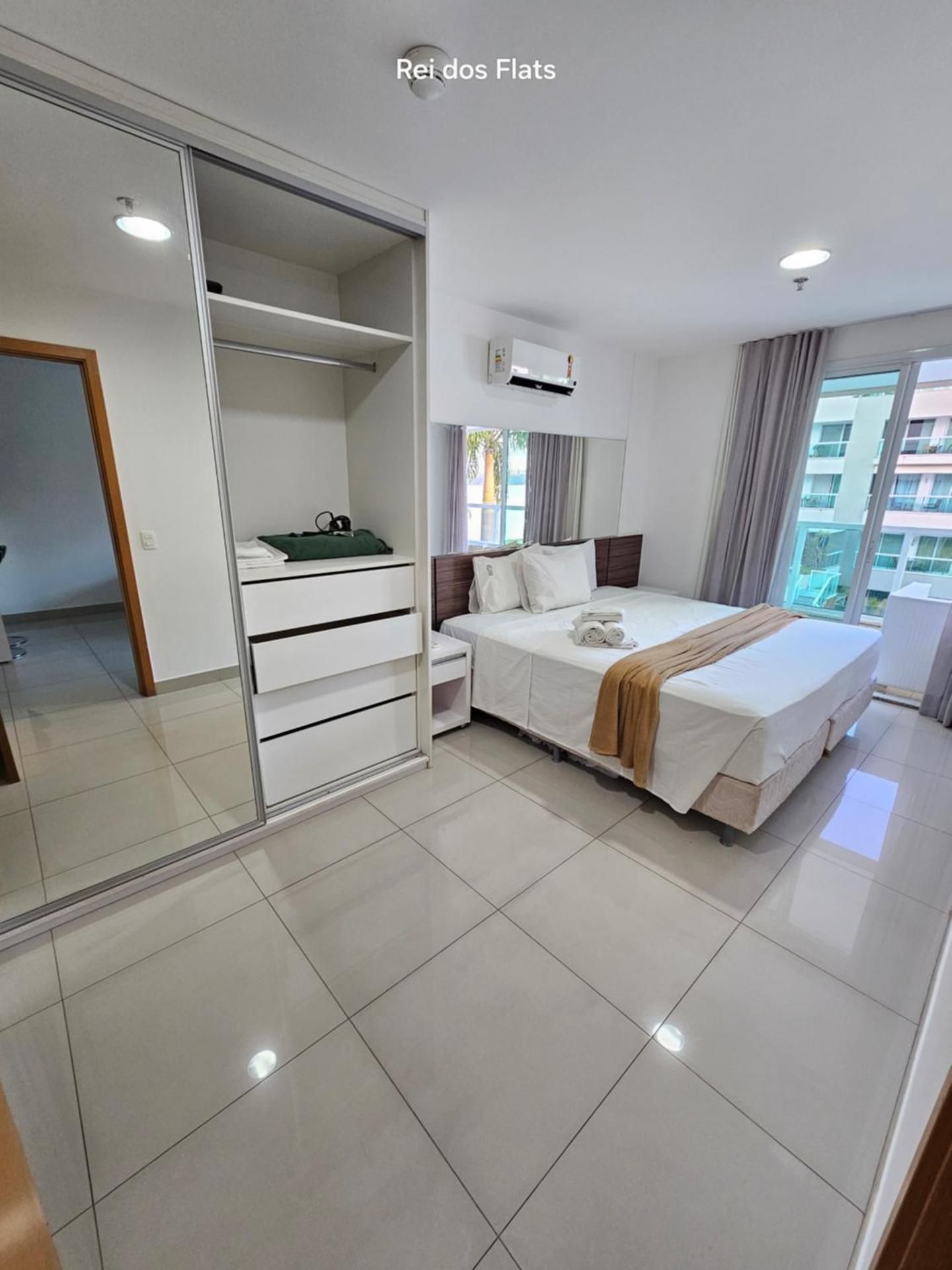 One-Bedroom Apartment with Lake View