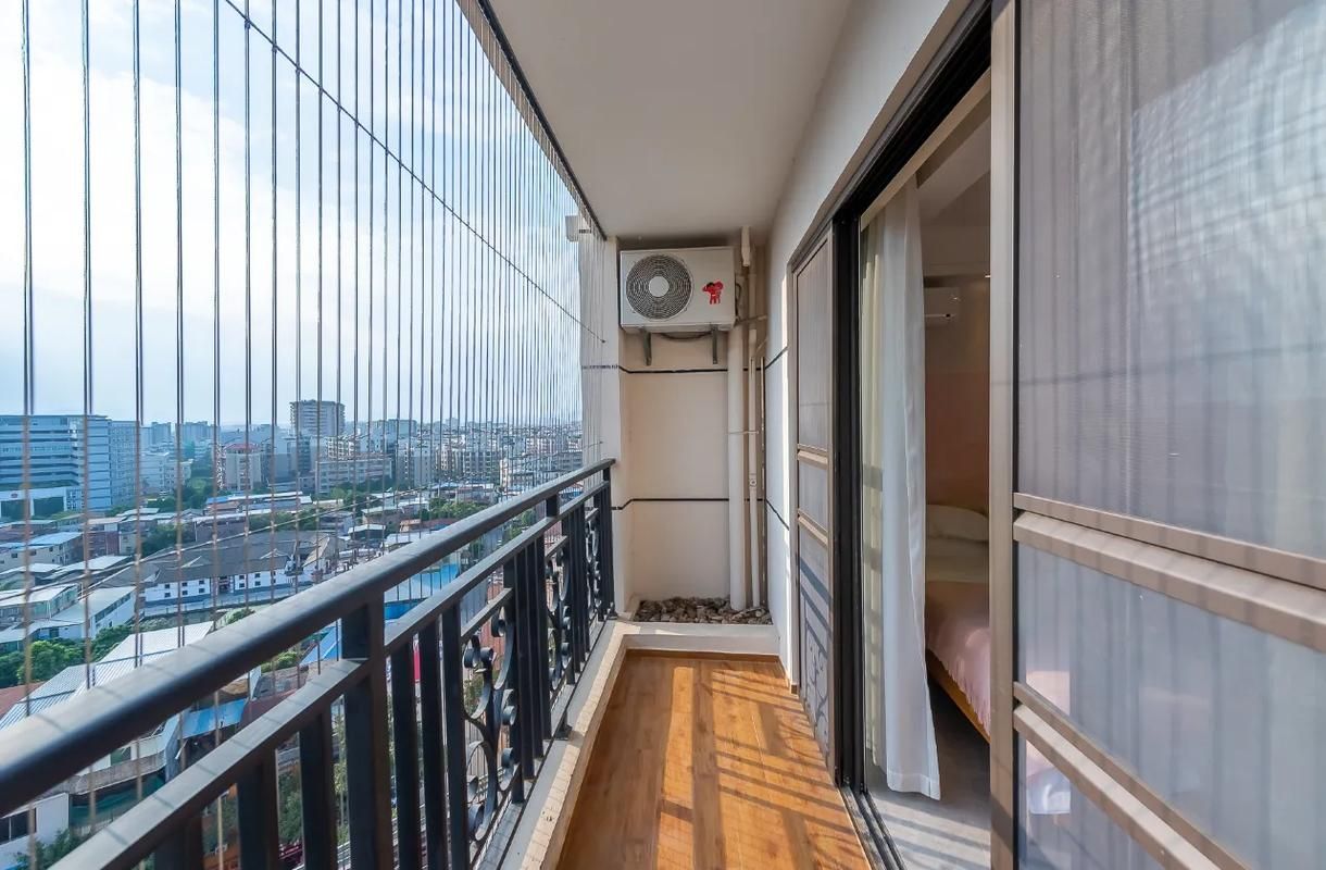 1-Bedroom Flat with Balcony or Terrace View