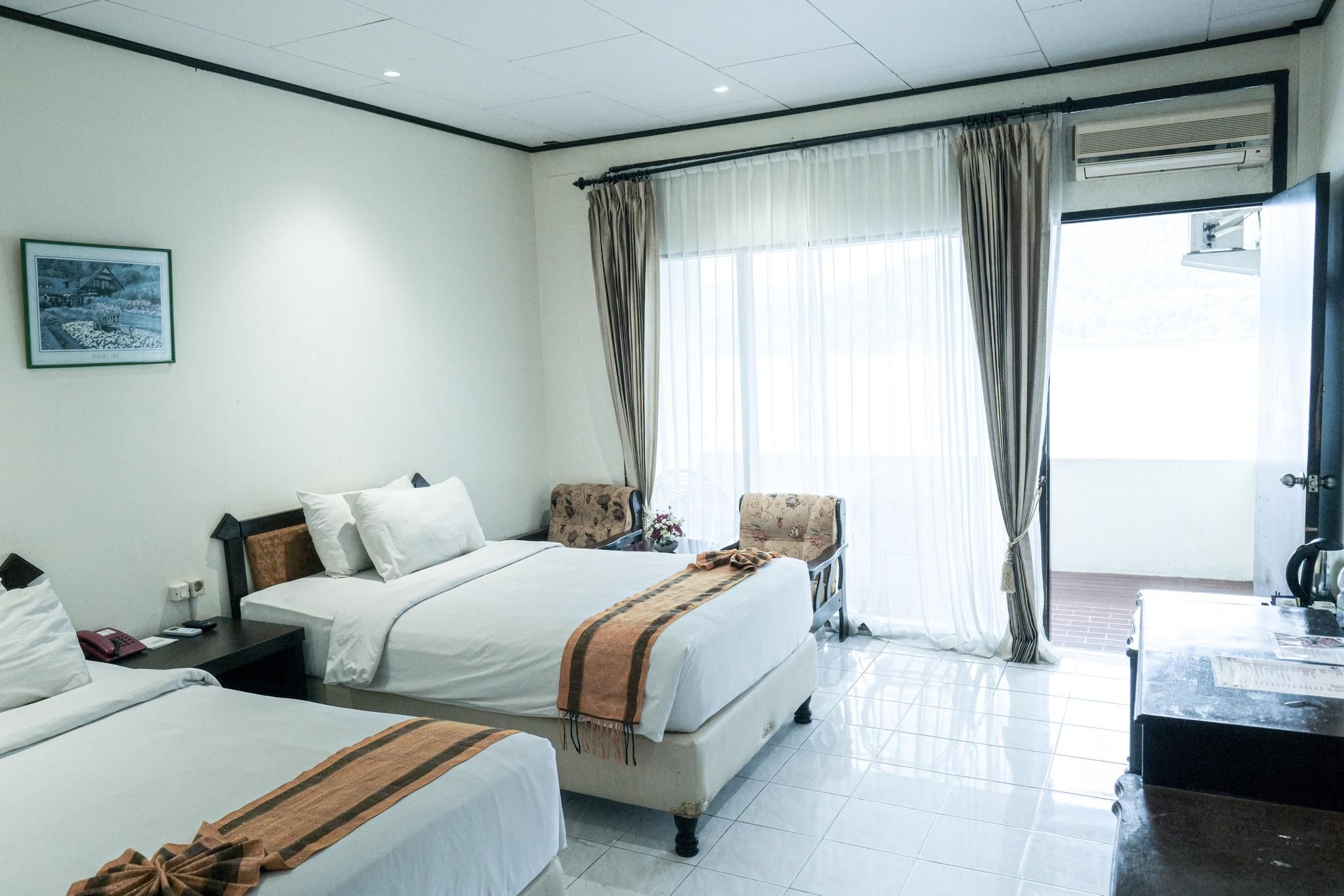 Khas Parapat Superior Room B