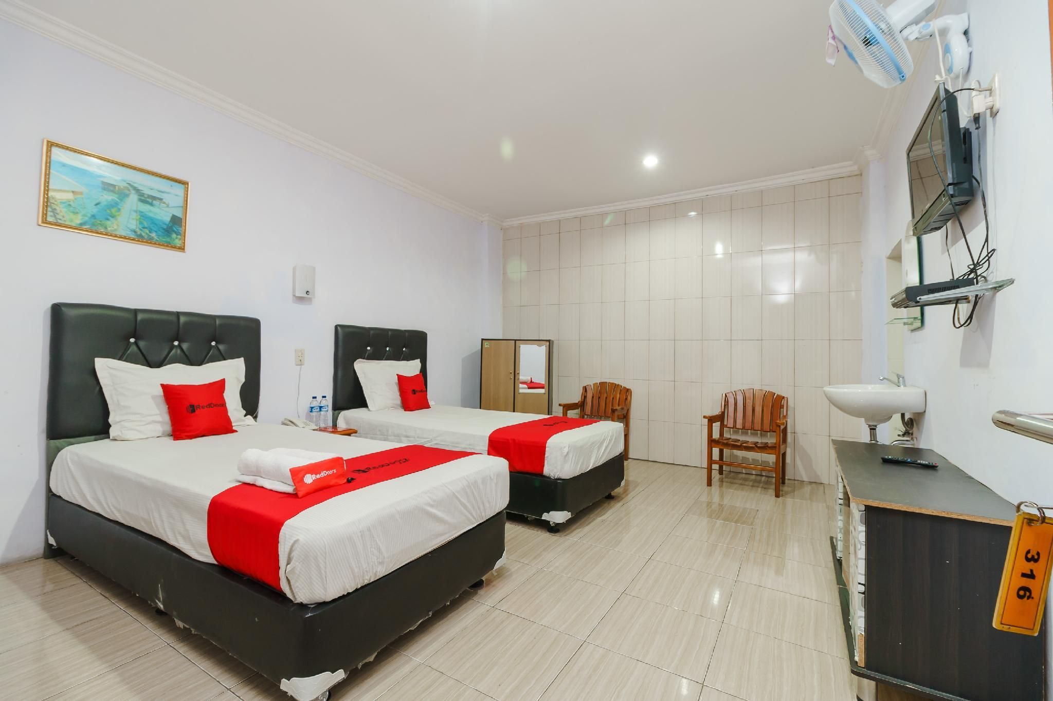 RedDoorz @ Sedayu 2 Near Danau Toba Parapat Family Room