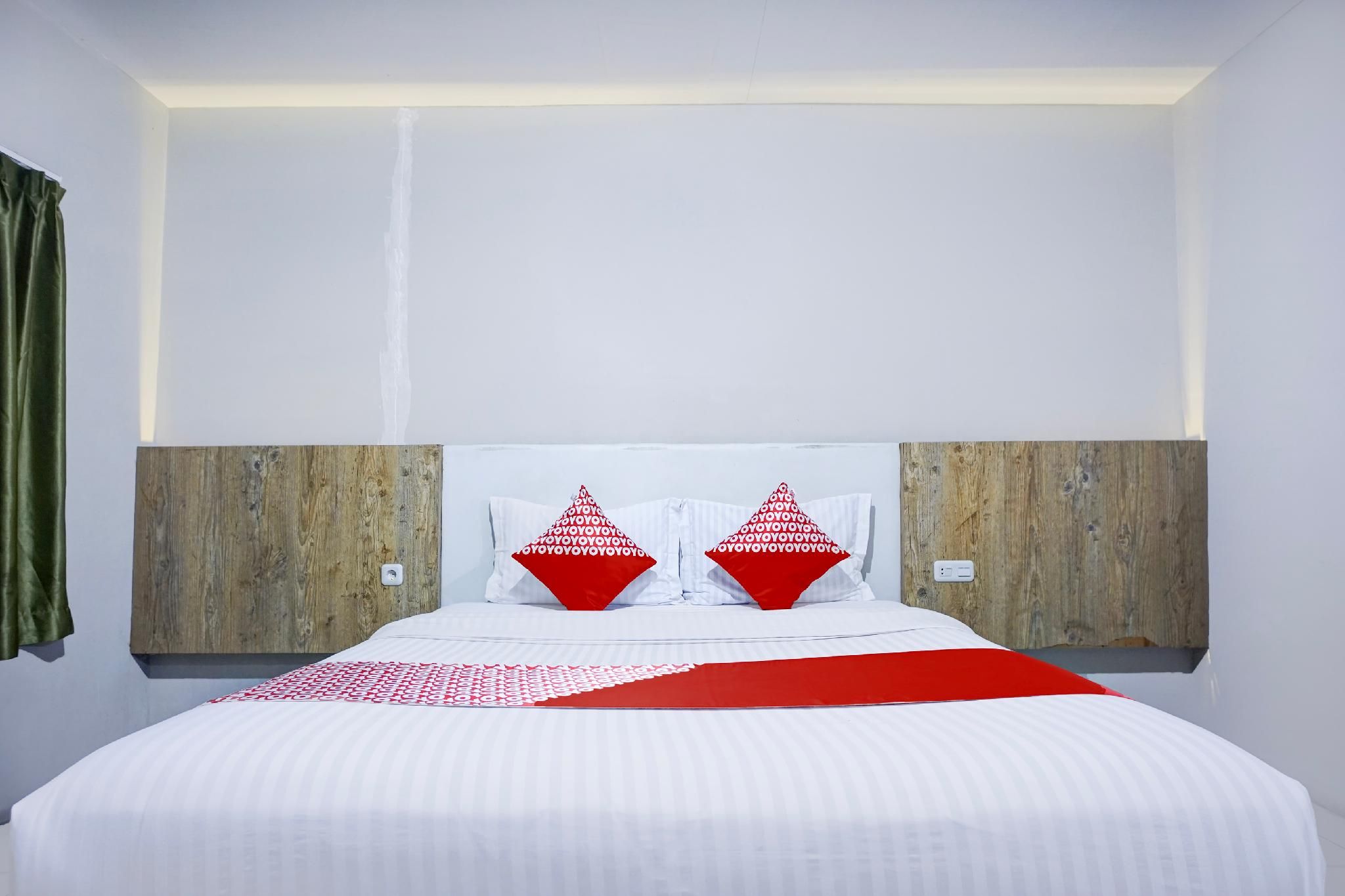 Collection O Gapura Hotel Near Parapat Penatapan Danau Toba Standard Double Room 2