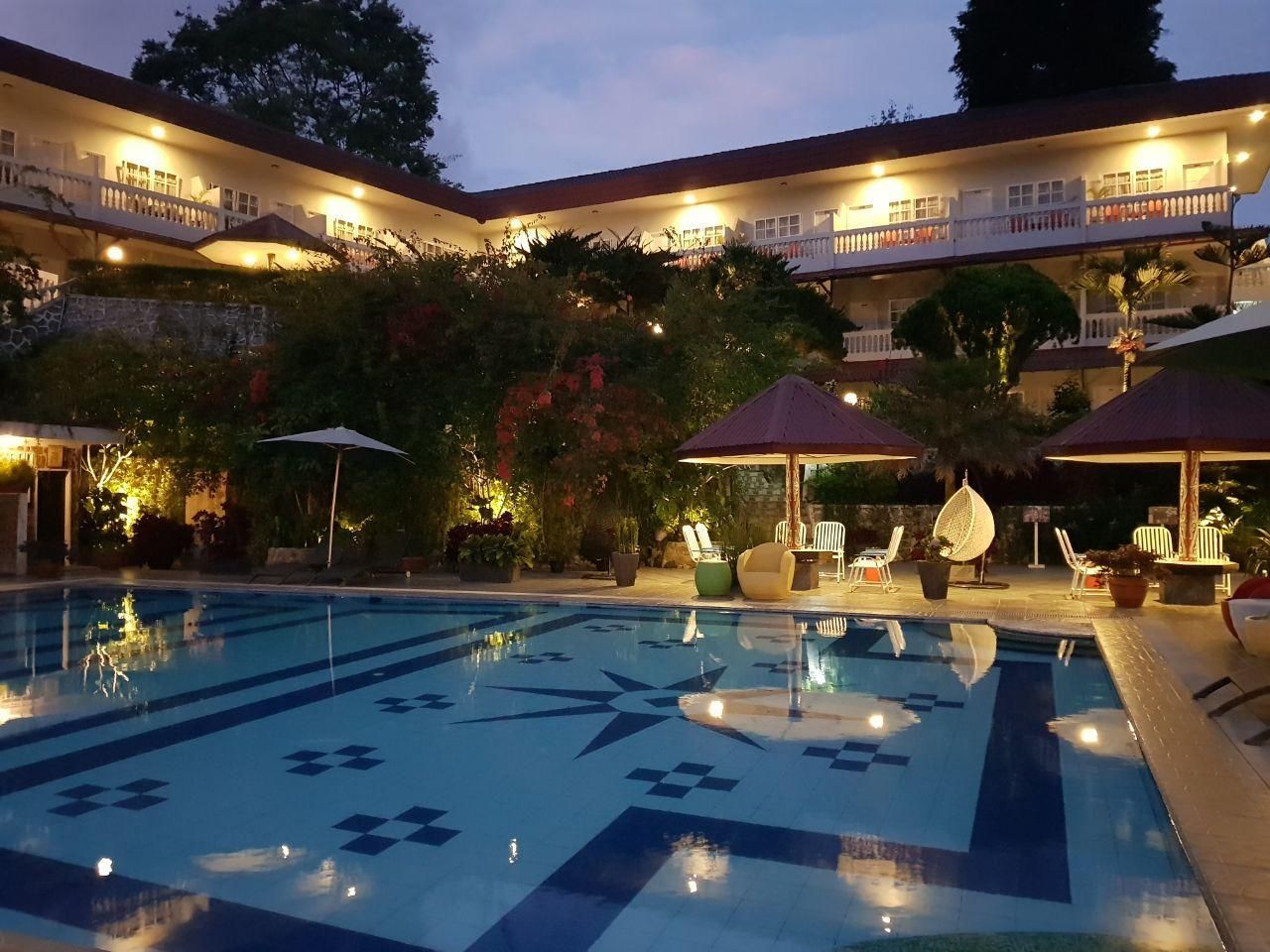 swimming pool [outdoor]