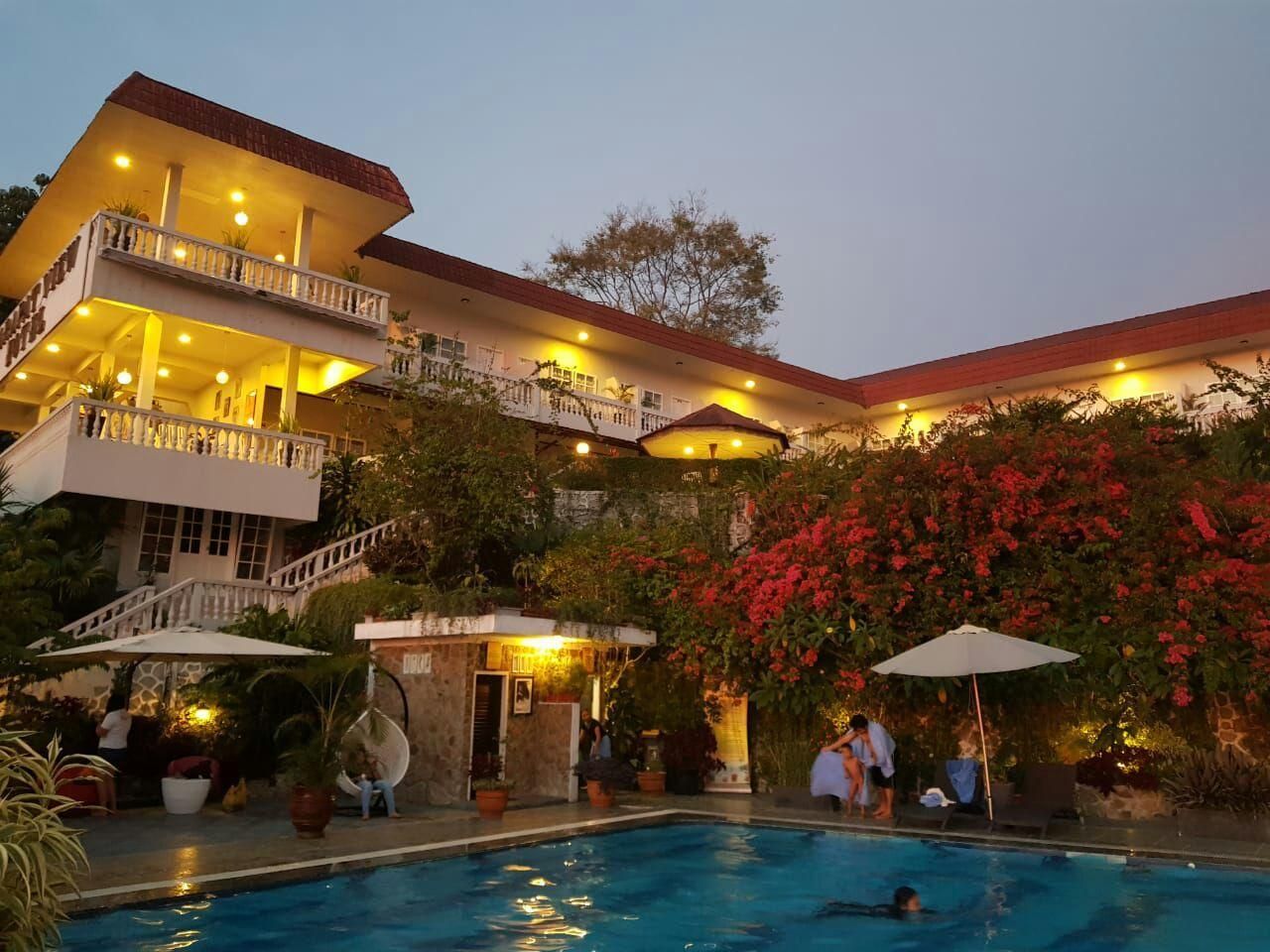 swimming pool [outdoor]