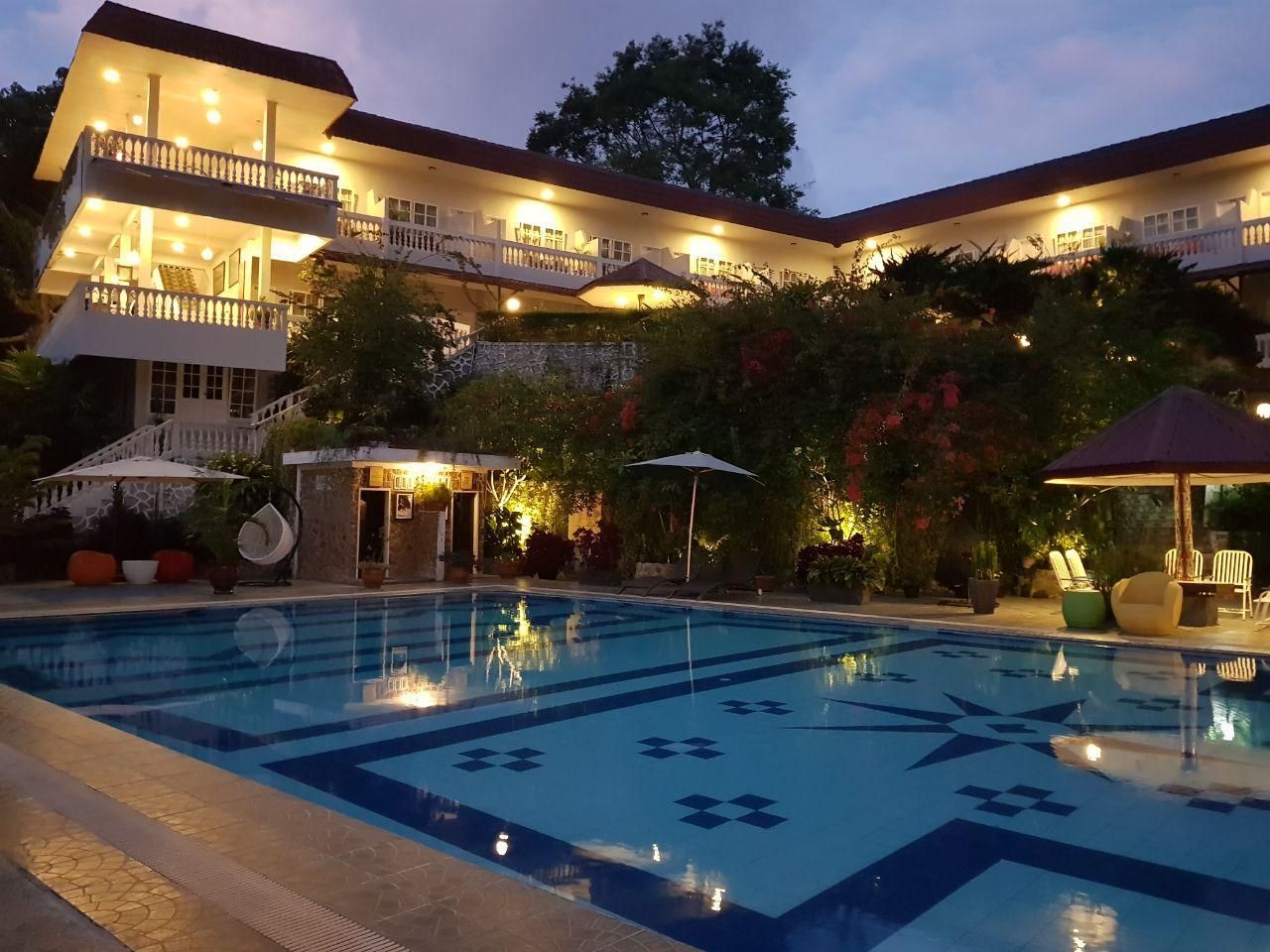 swimming pool [outdoor]