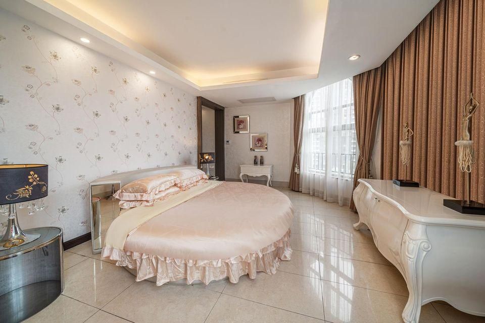 Honeymoon Suite