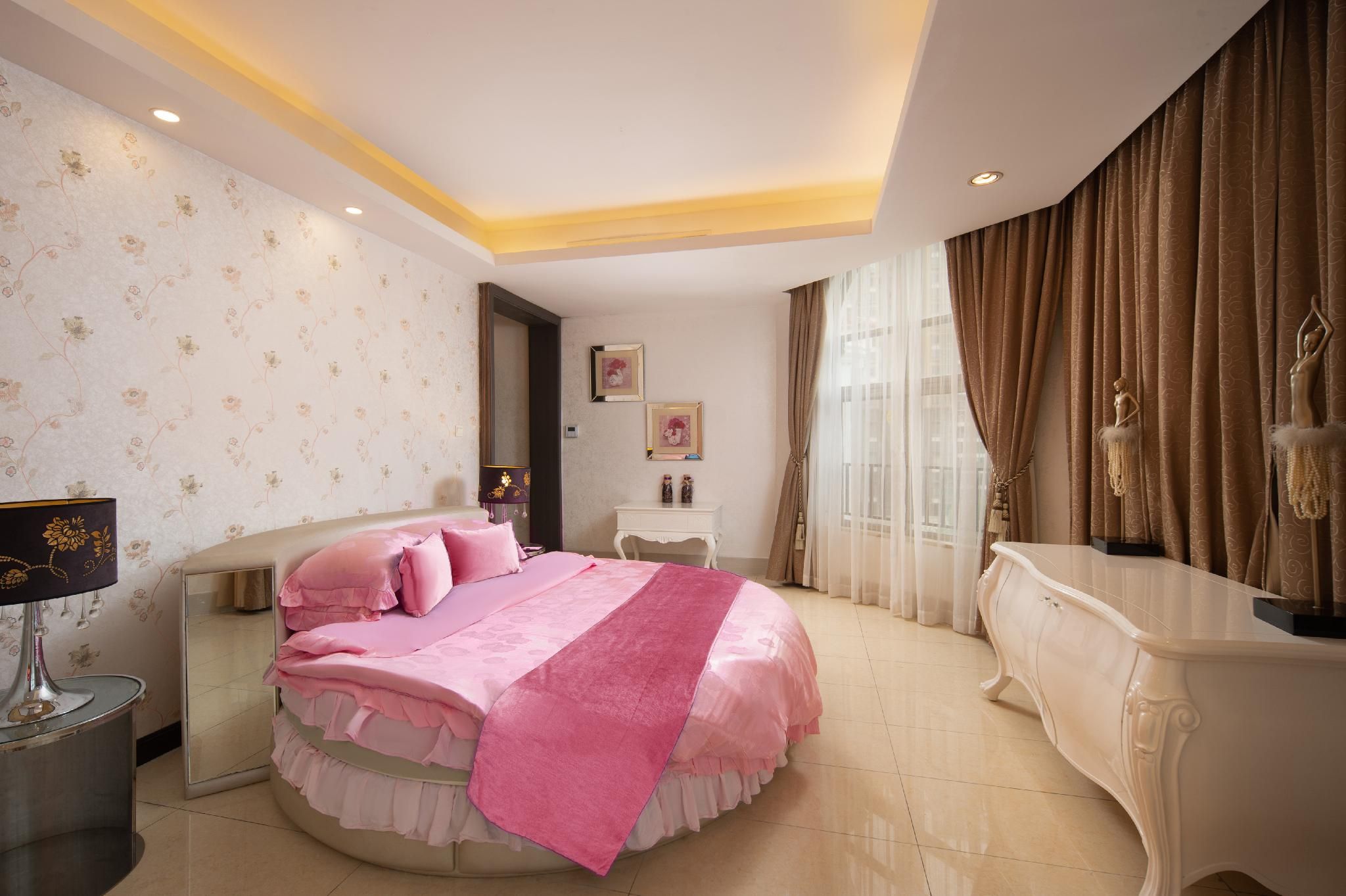 Honeymoon Suite