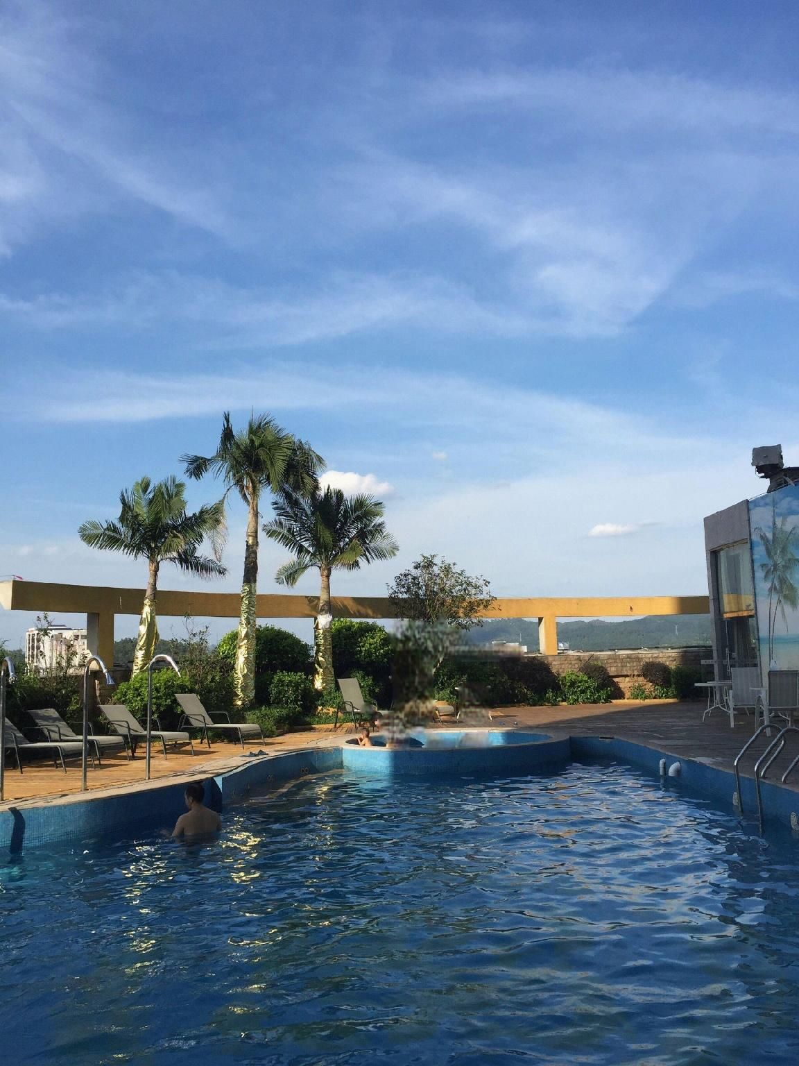 swimming pool [outdoor]