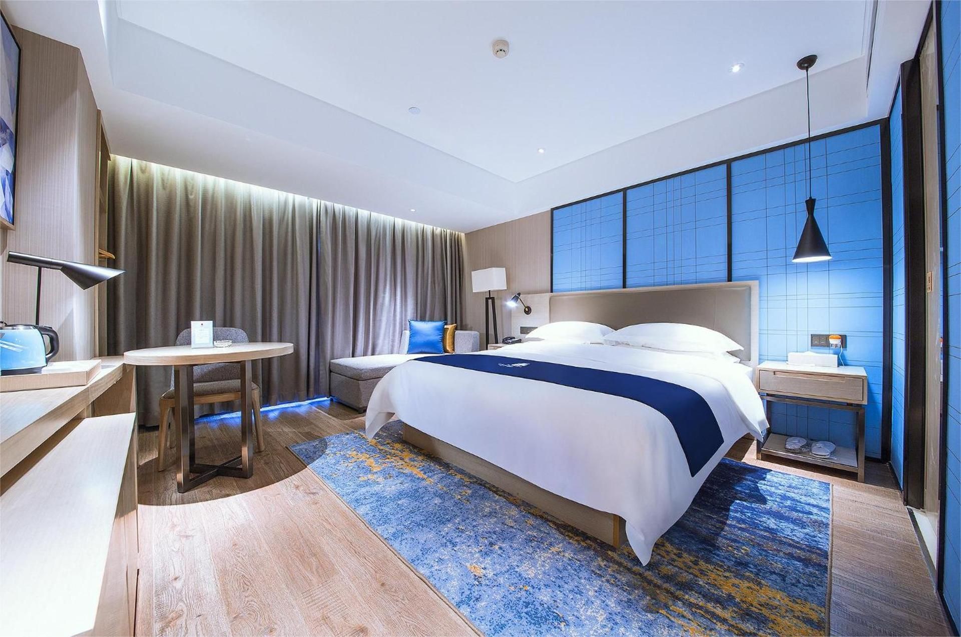 Deluxe Queen Room