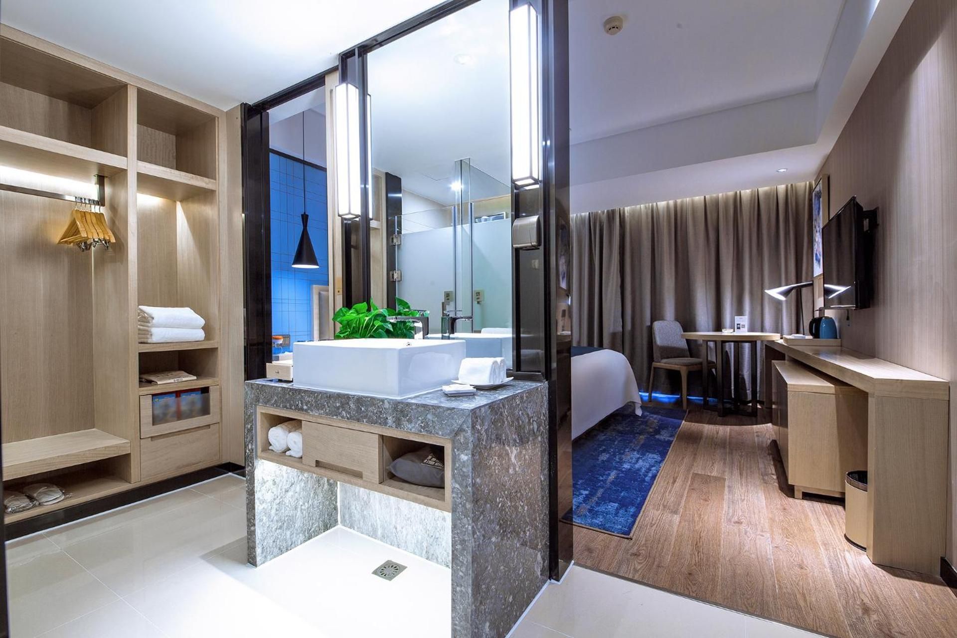 Deluxe Queen Room