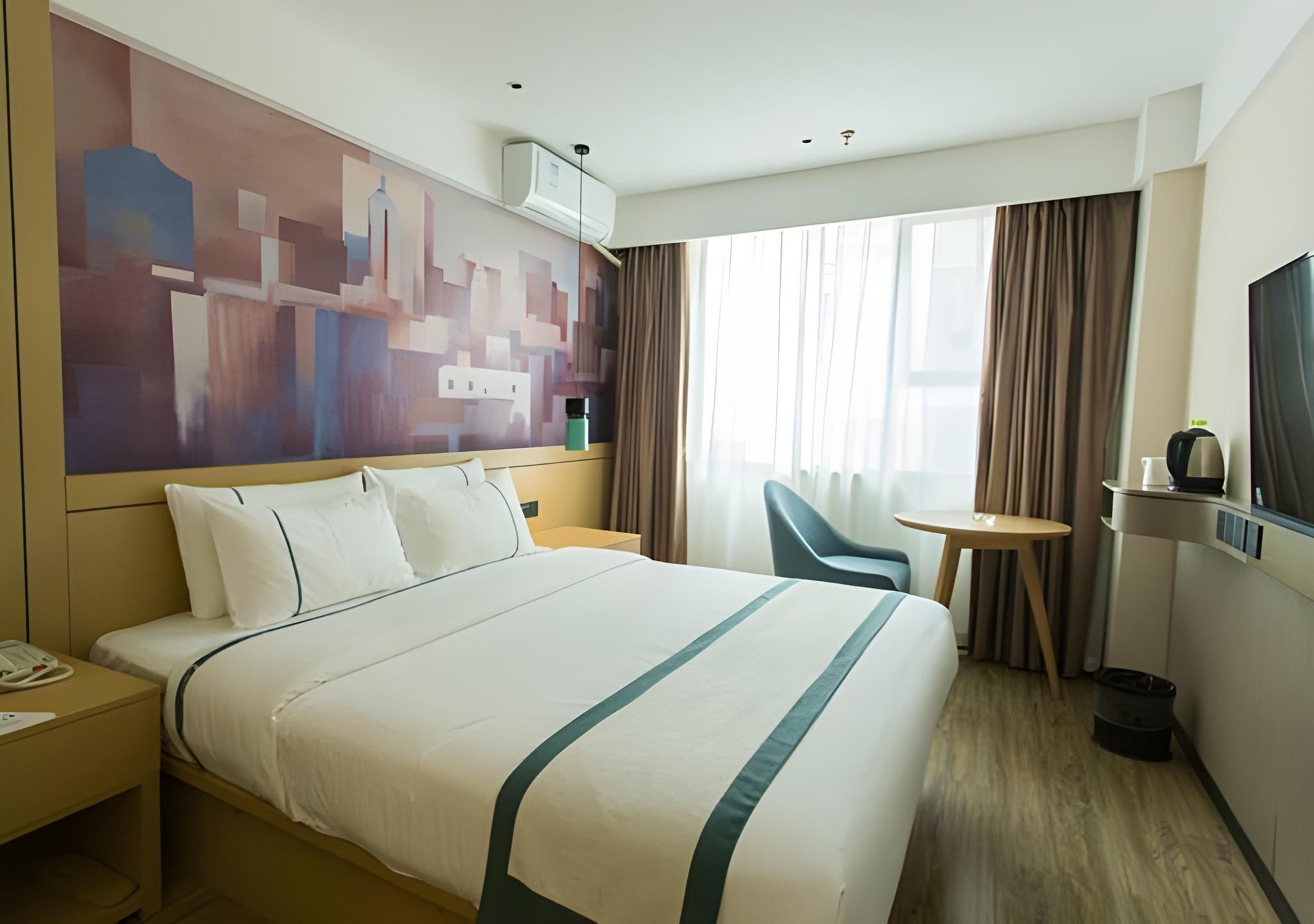 Stand Queen Room