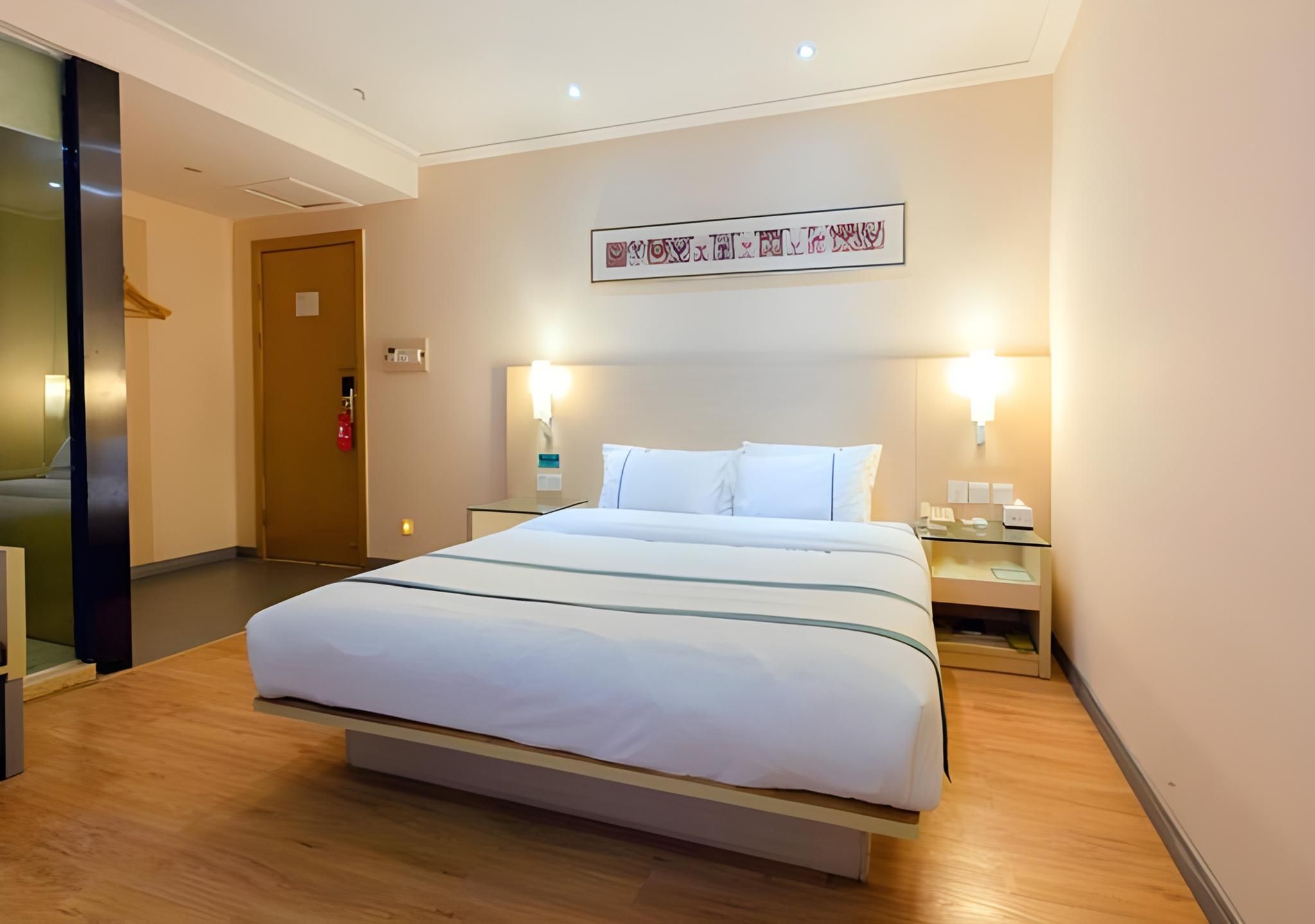 Stand Queen Room