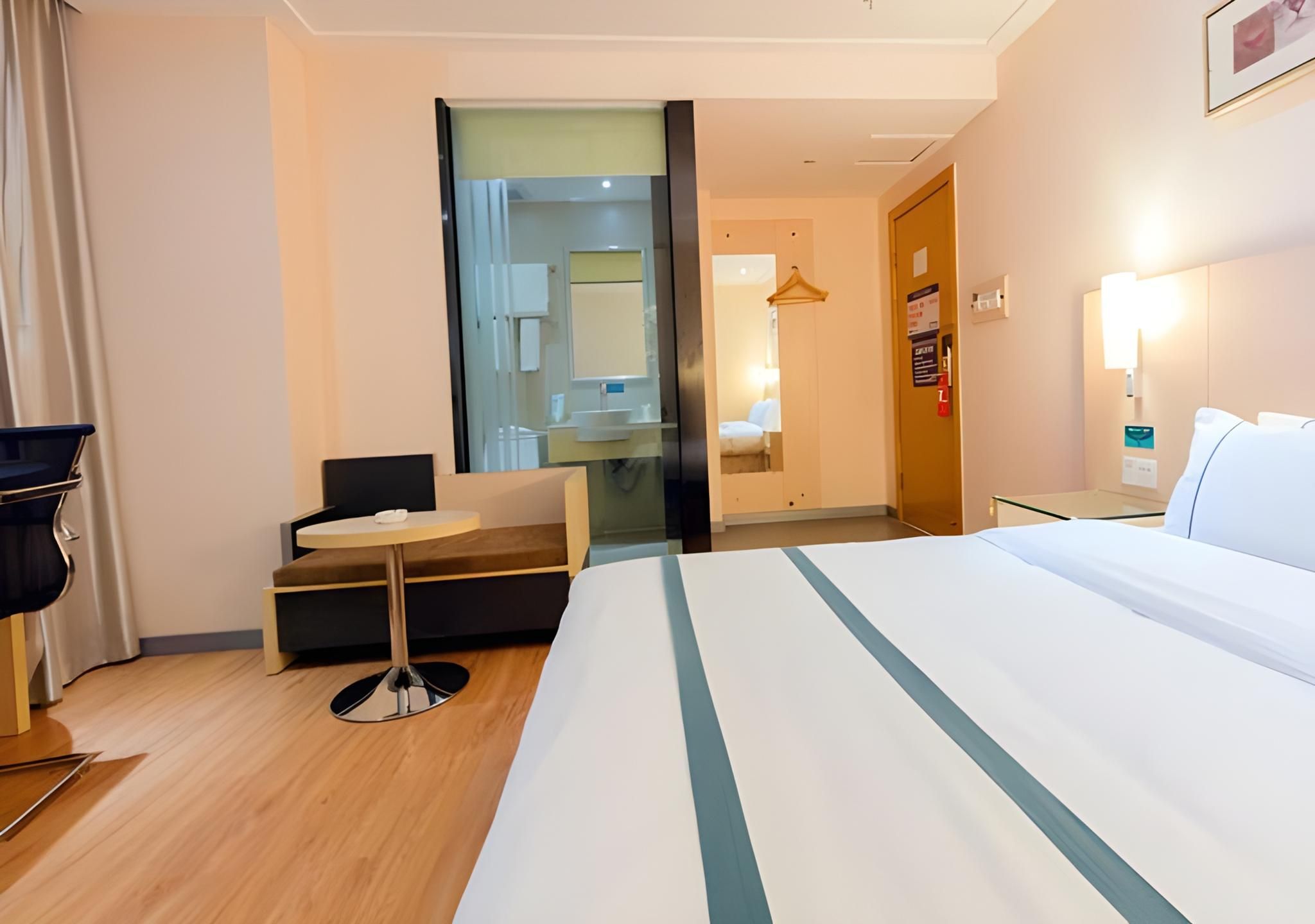 Stand Queen Room