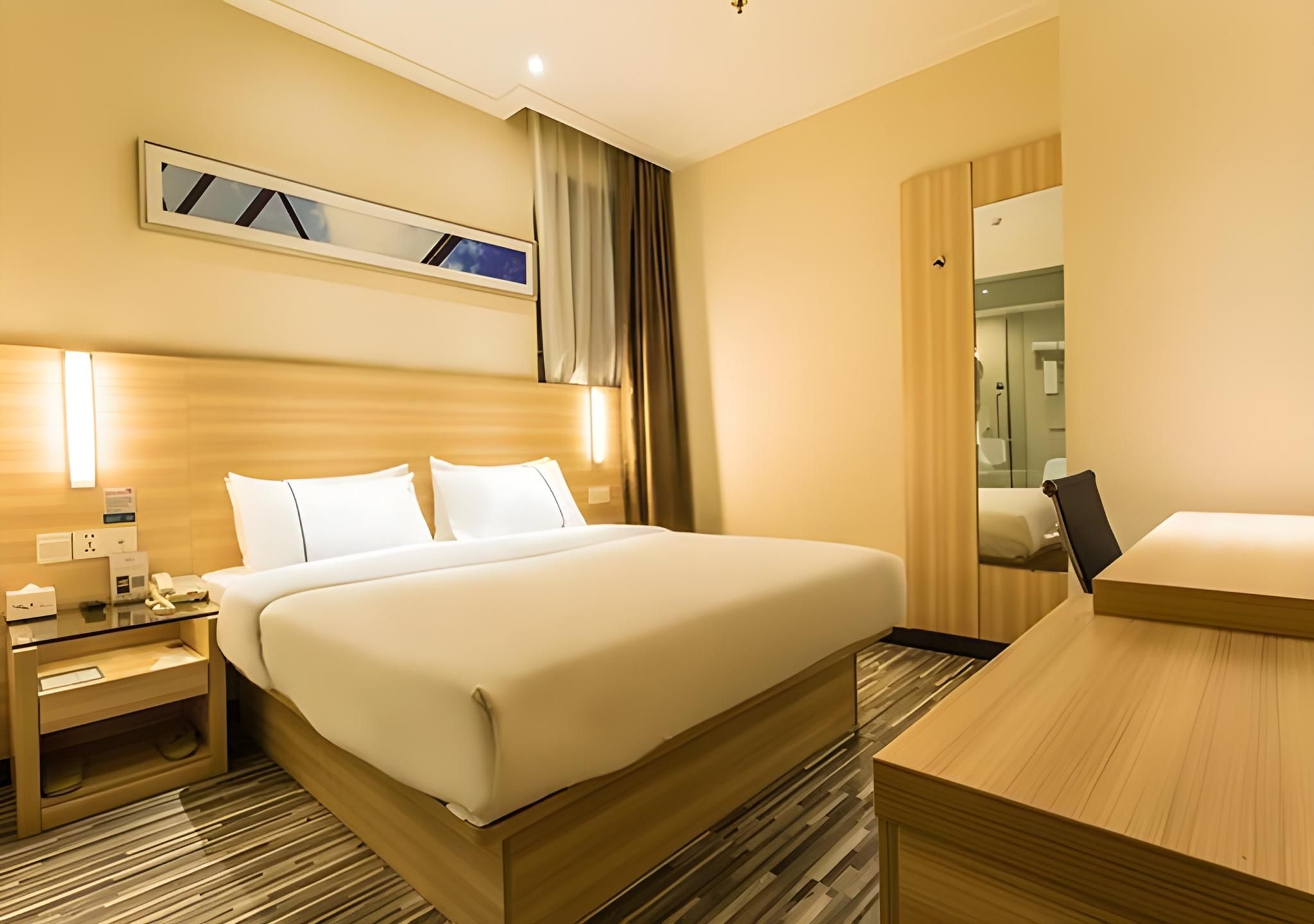 Stand Queen Room