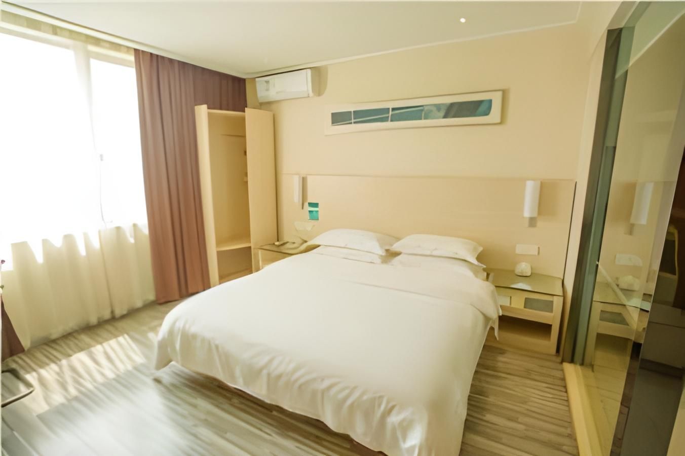 Stand Queen Room