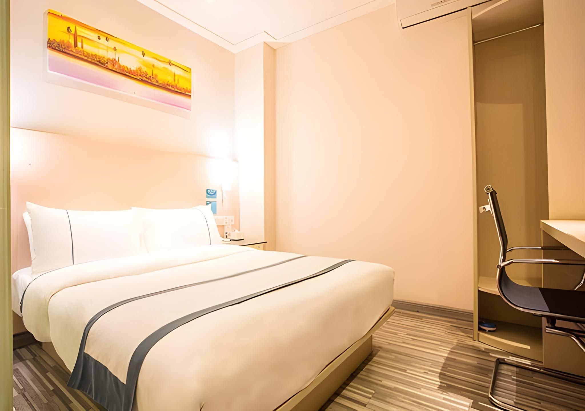 Stand Queen Room
