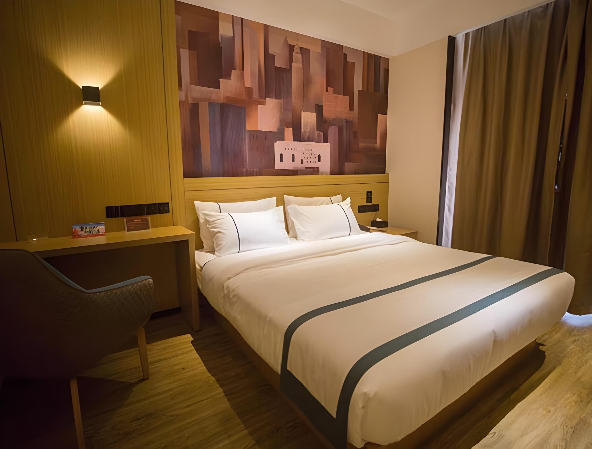 Stand Queen Room