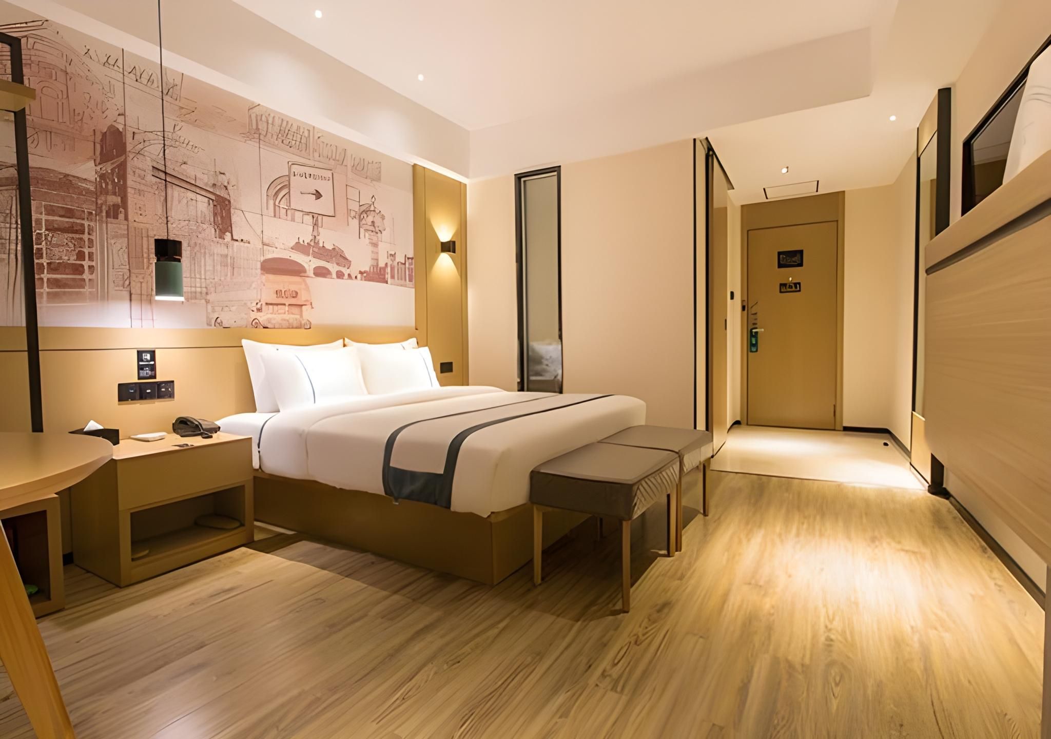 Stand Queen Room