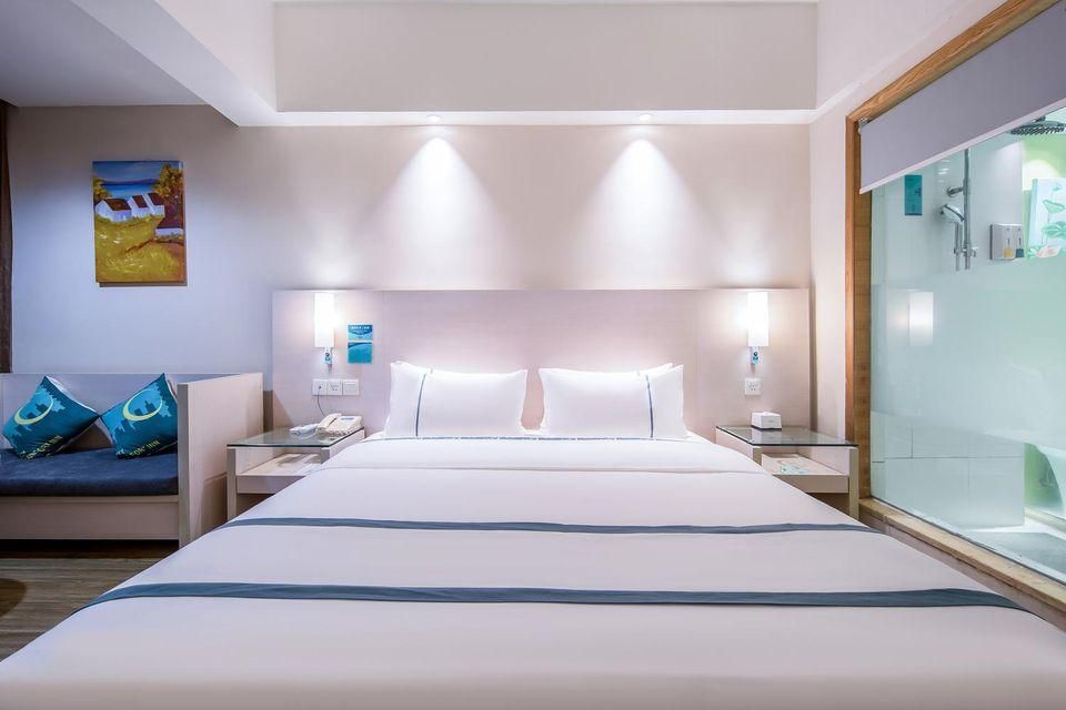 Stand Queen Room