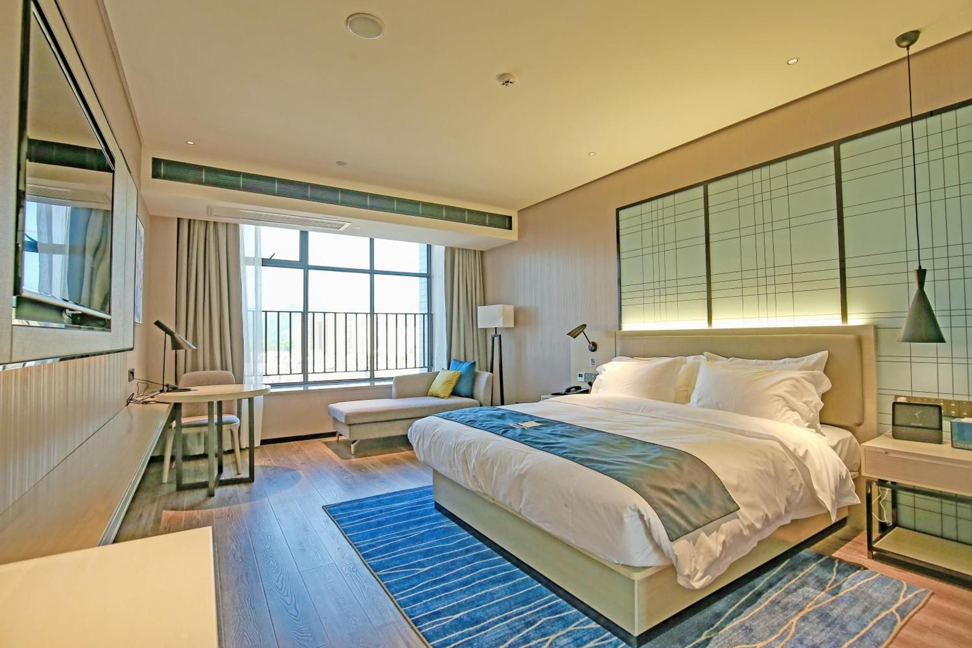 Deluxe Queen Room