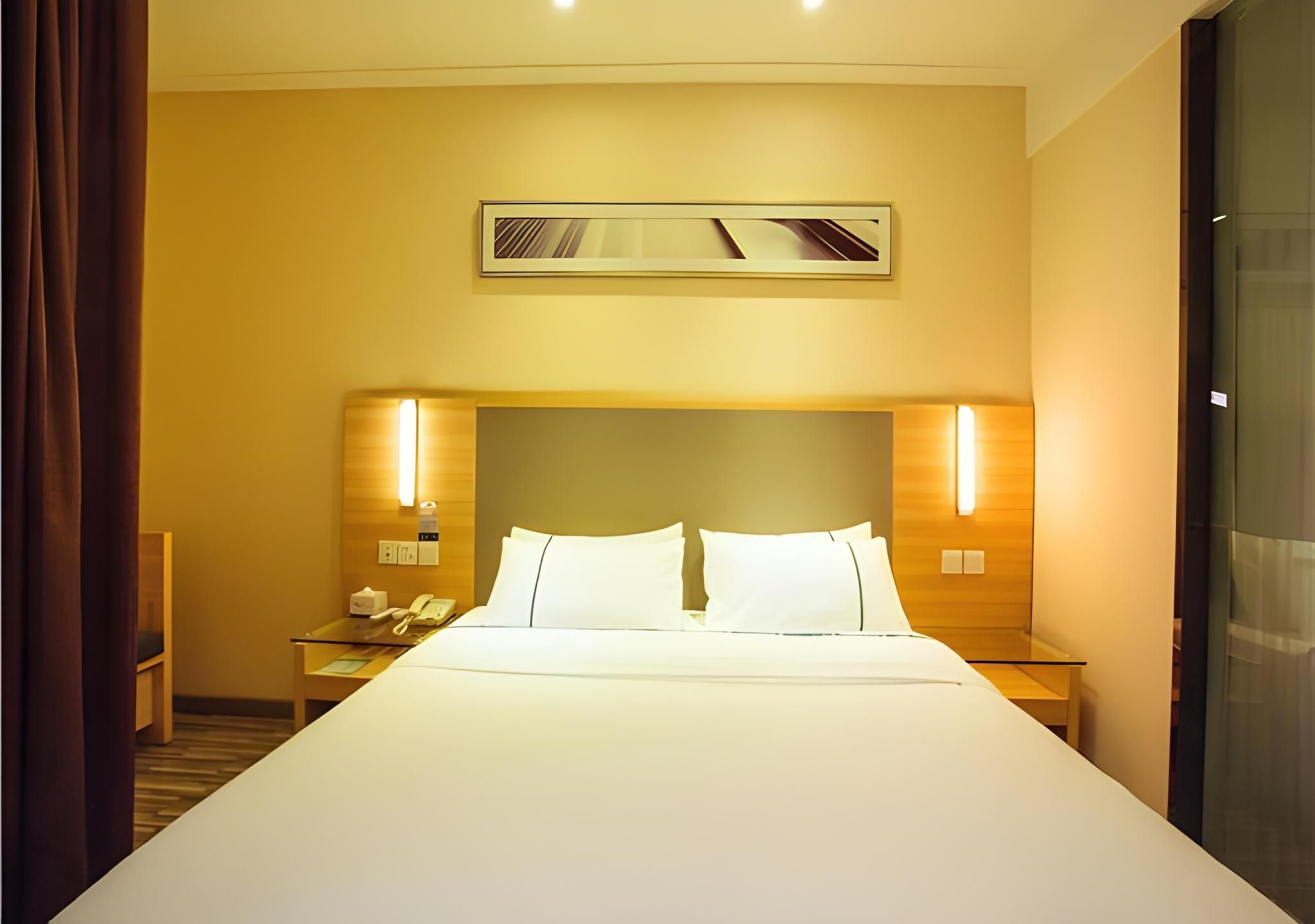 Stand Queen Room