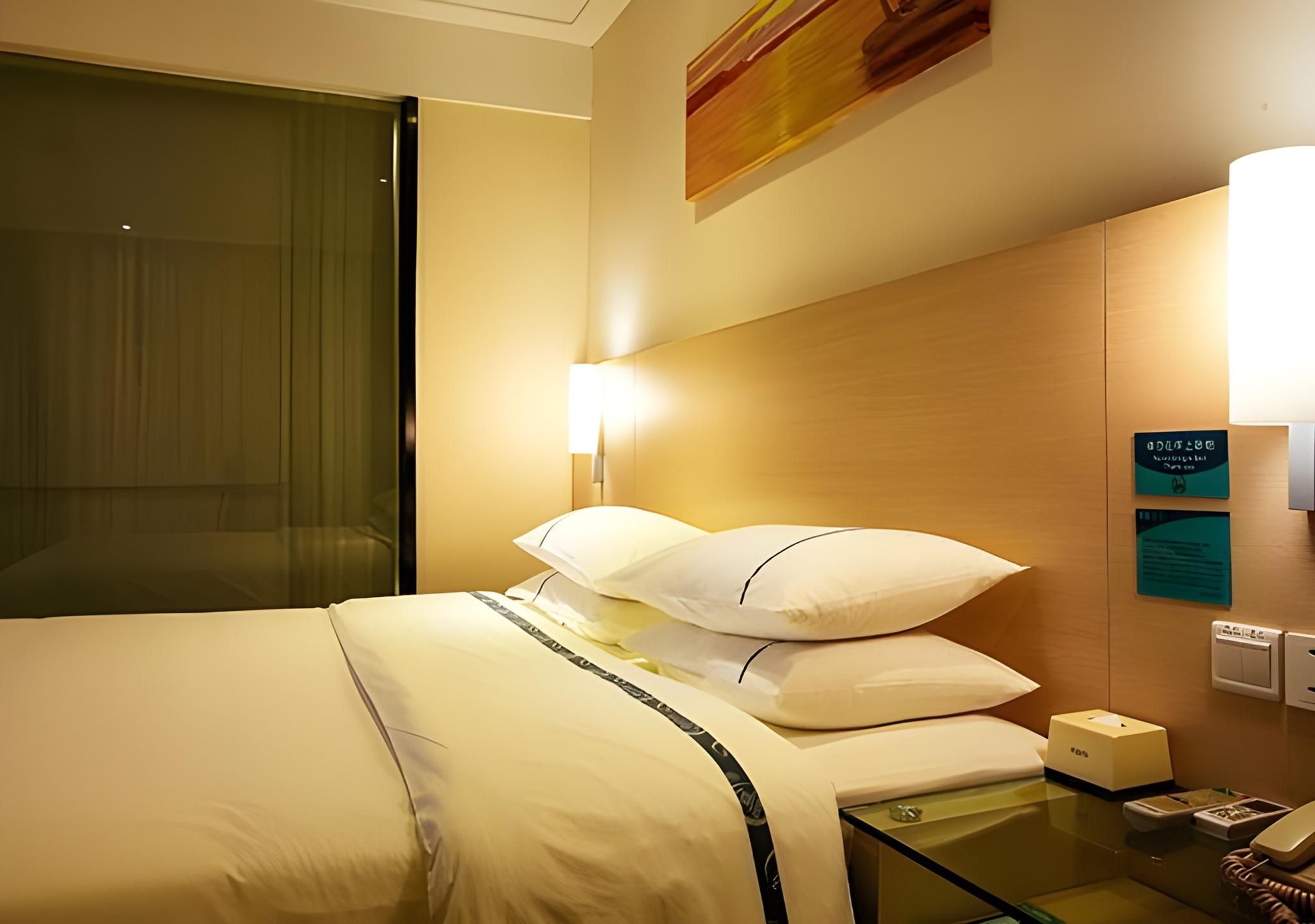 Stand Queen Room