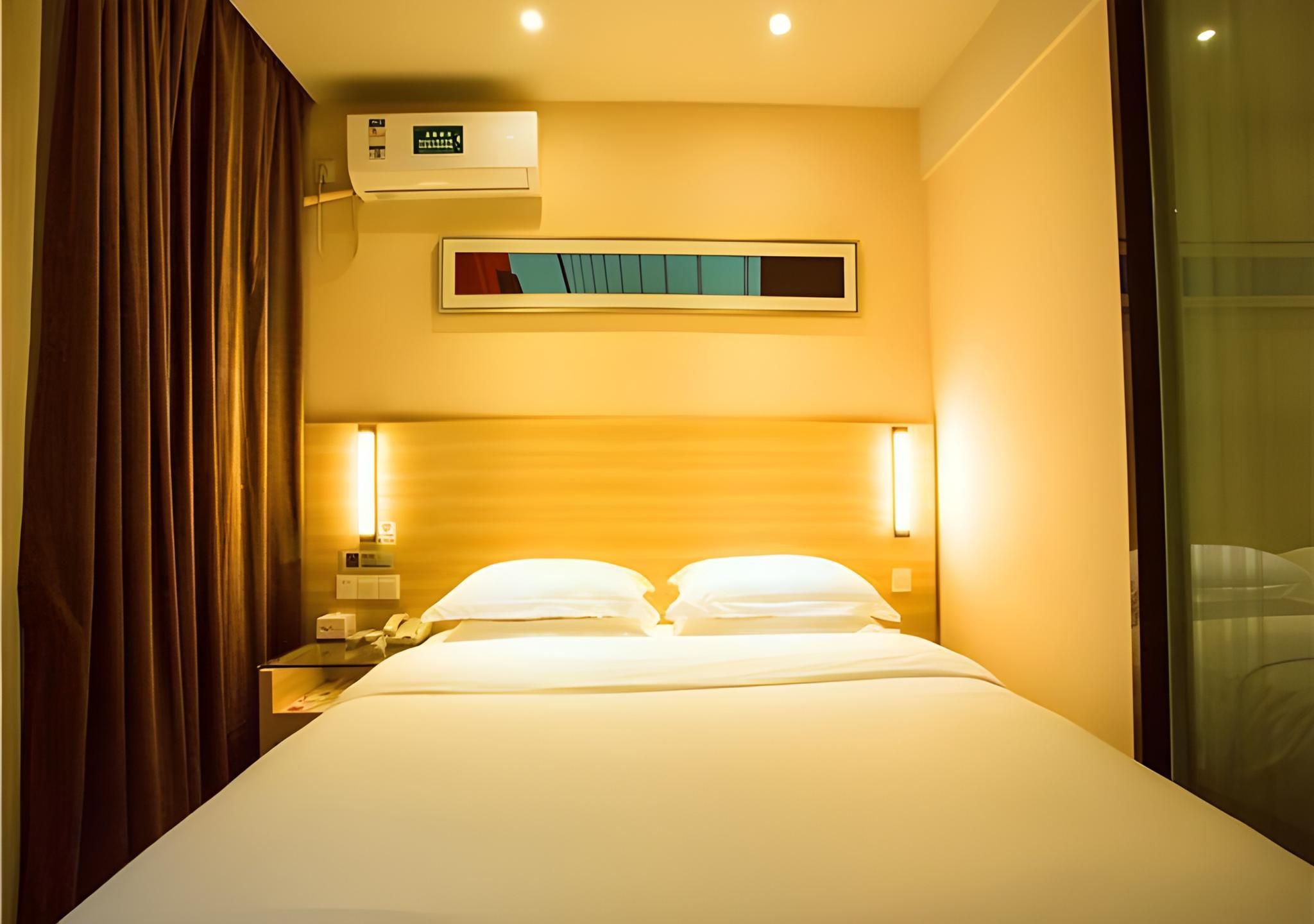Business Queen Room