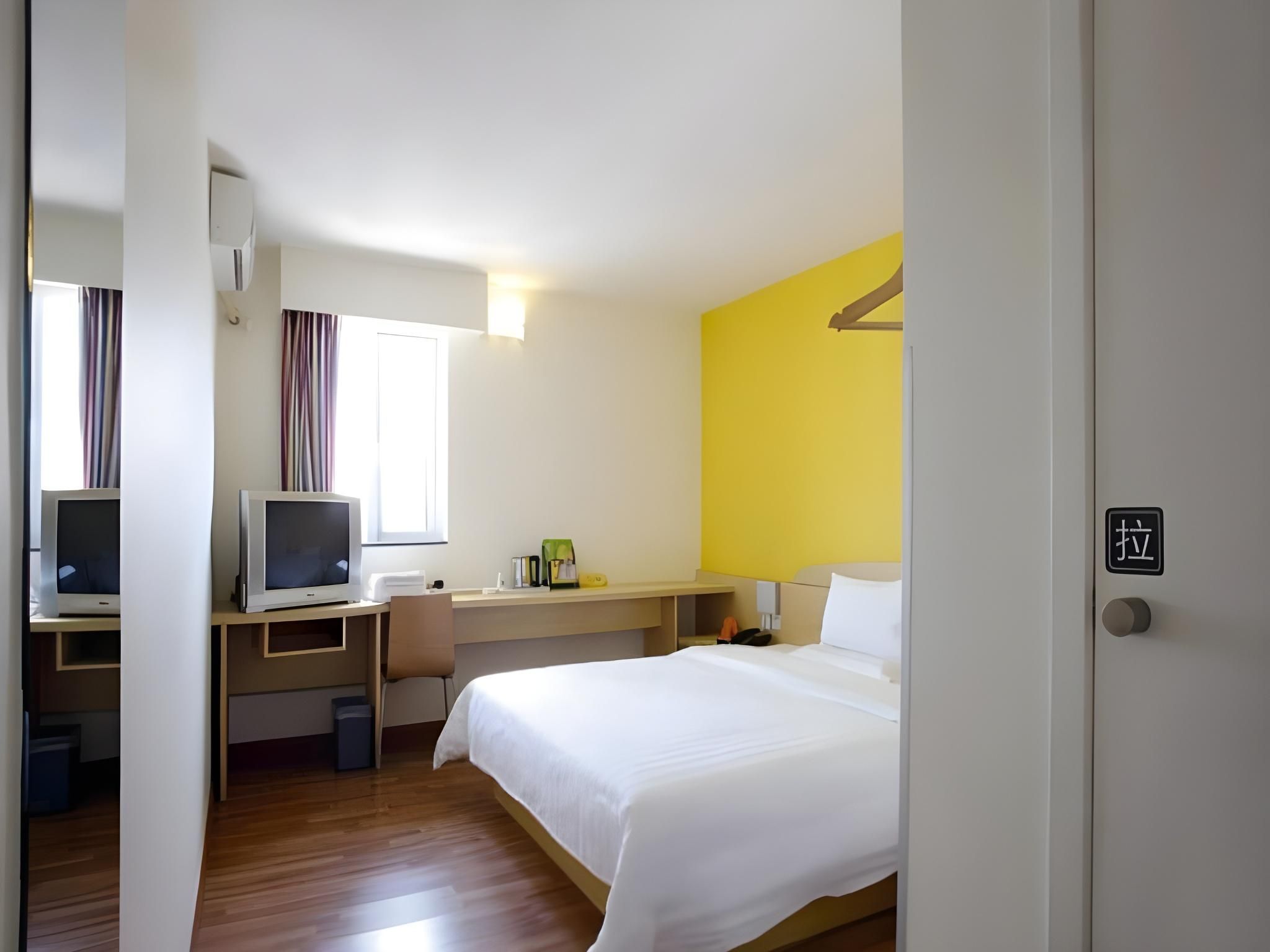 Business Queen Room