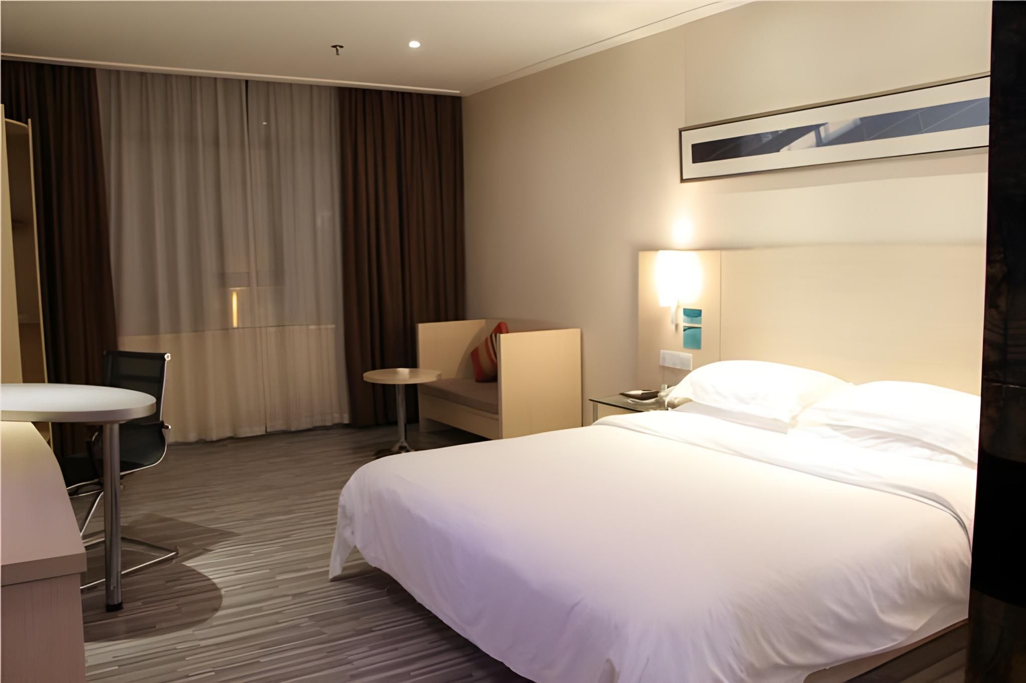 Business Queen Room