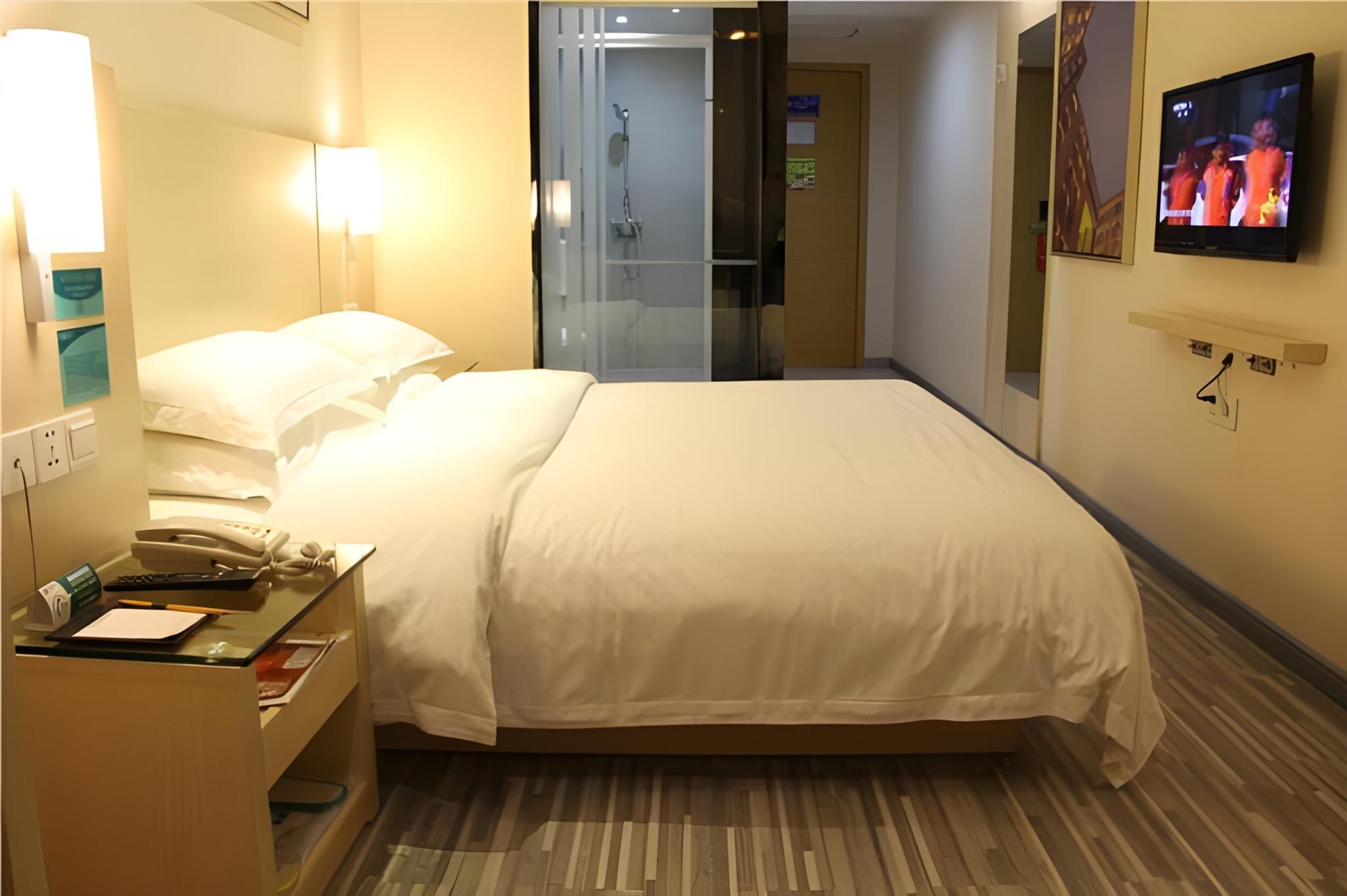 Stand Queen Room