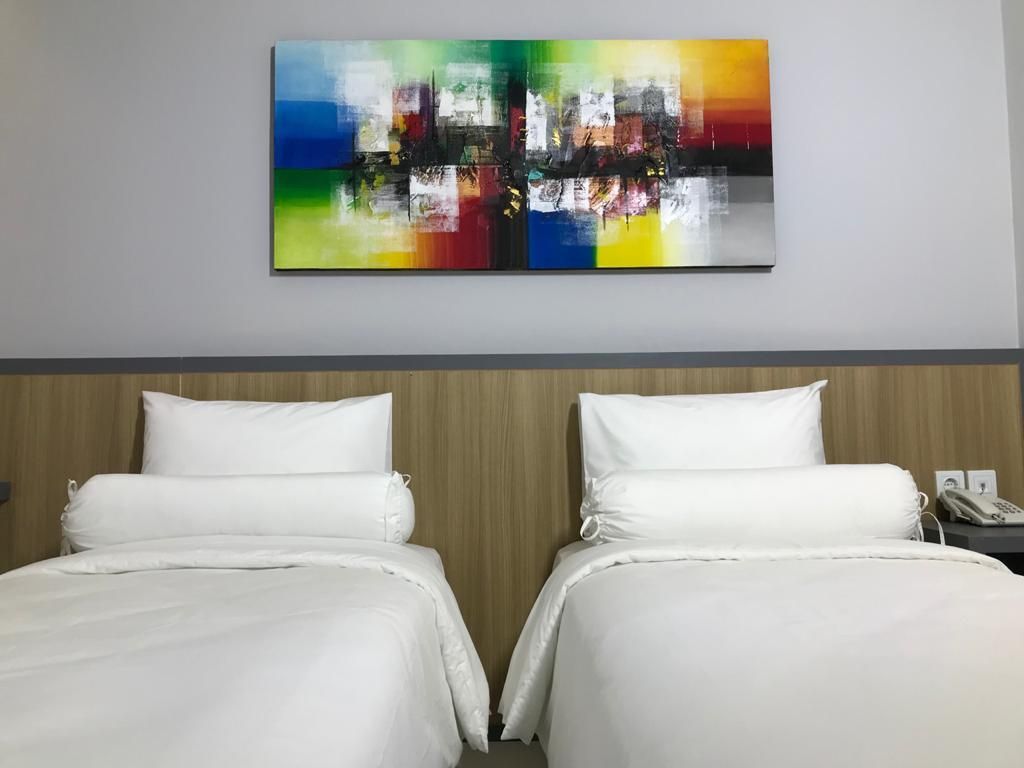 Front One Hotel Gresik Deluxe Twins 2