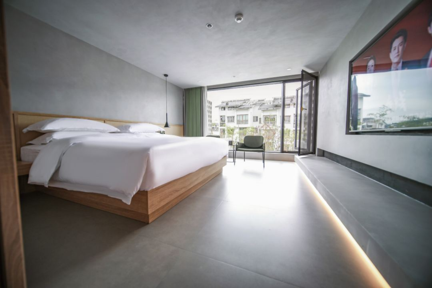 2-Bedroom Loft Apartment with Hot Tub