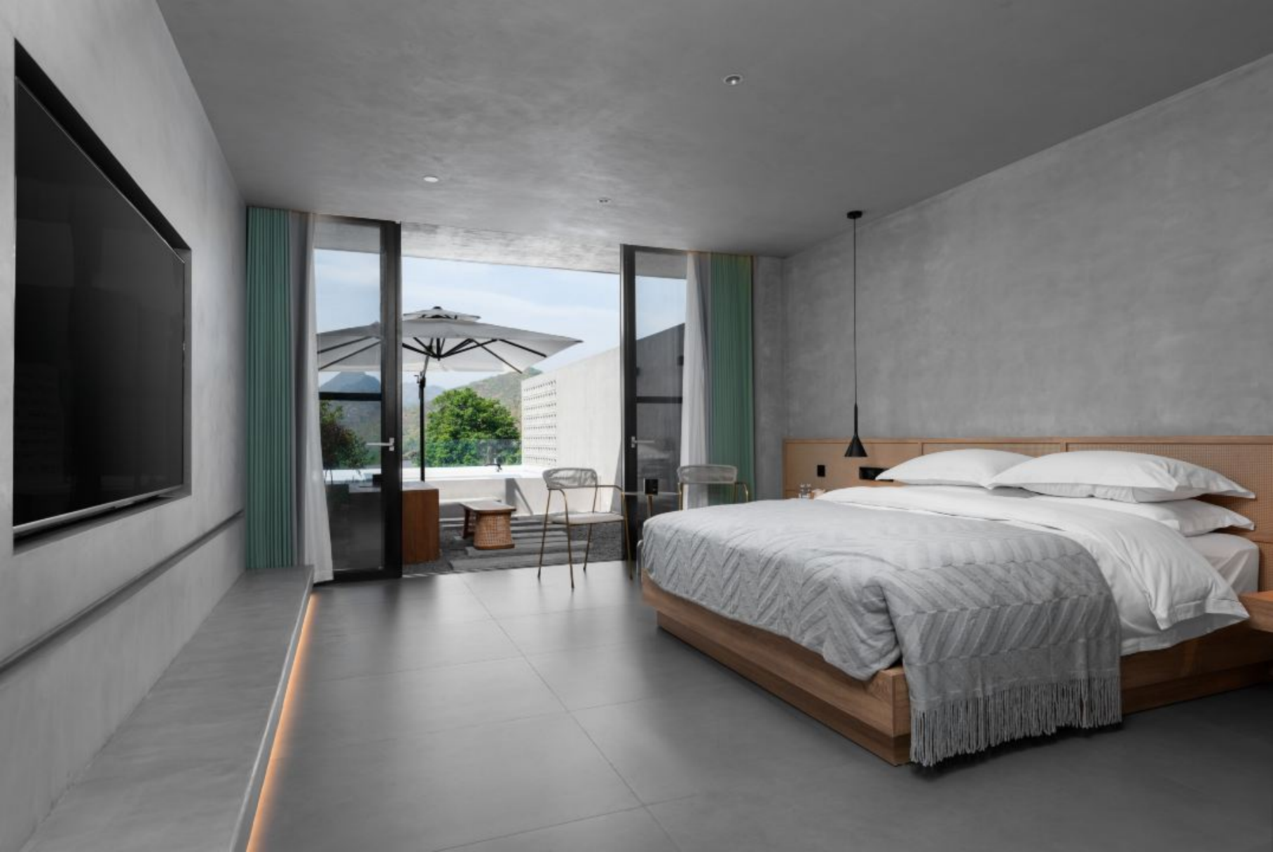 Deluxe Queen Room with Private Bathroom