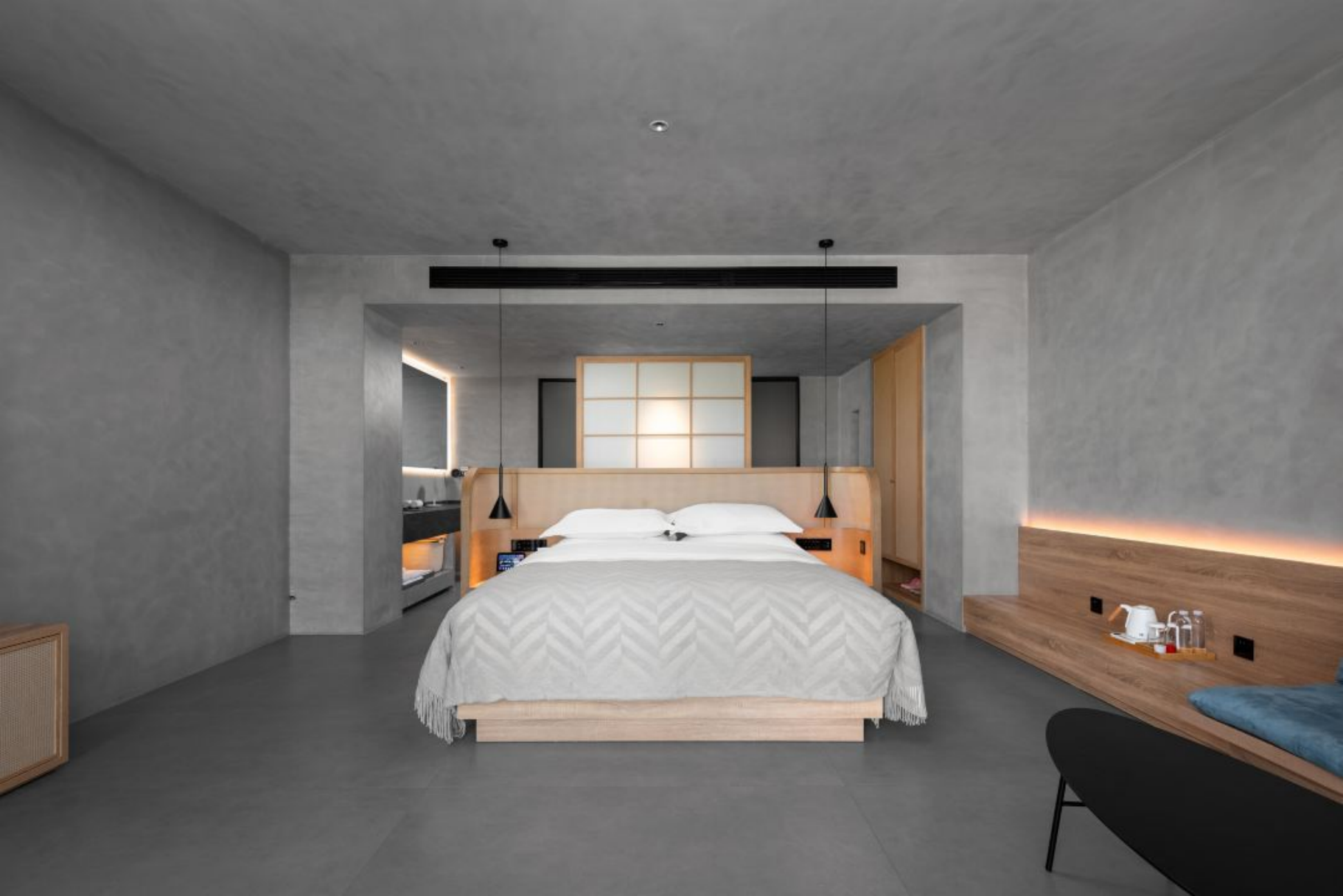 Deluxe Queen Room with Private Bathroom