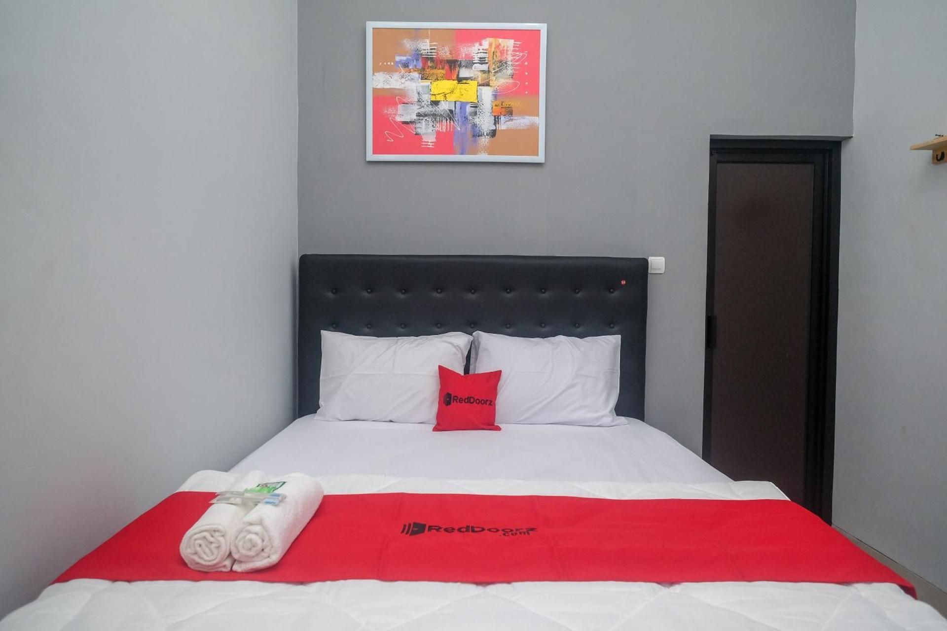 RedDoorz near Dr Oen Solo Baru Hospital RedDoorz Room 2