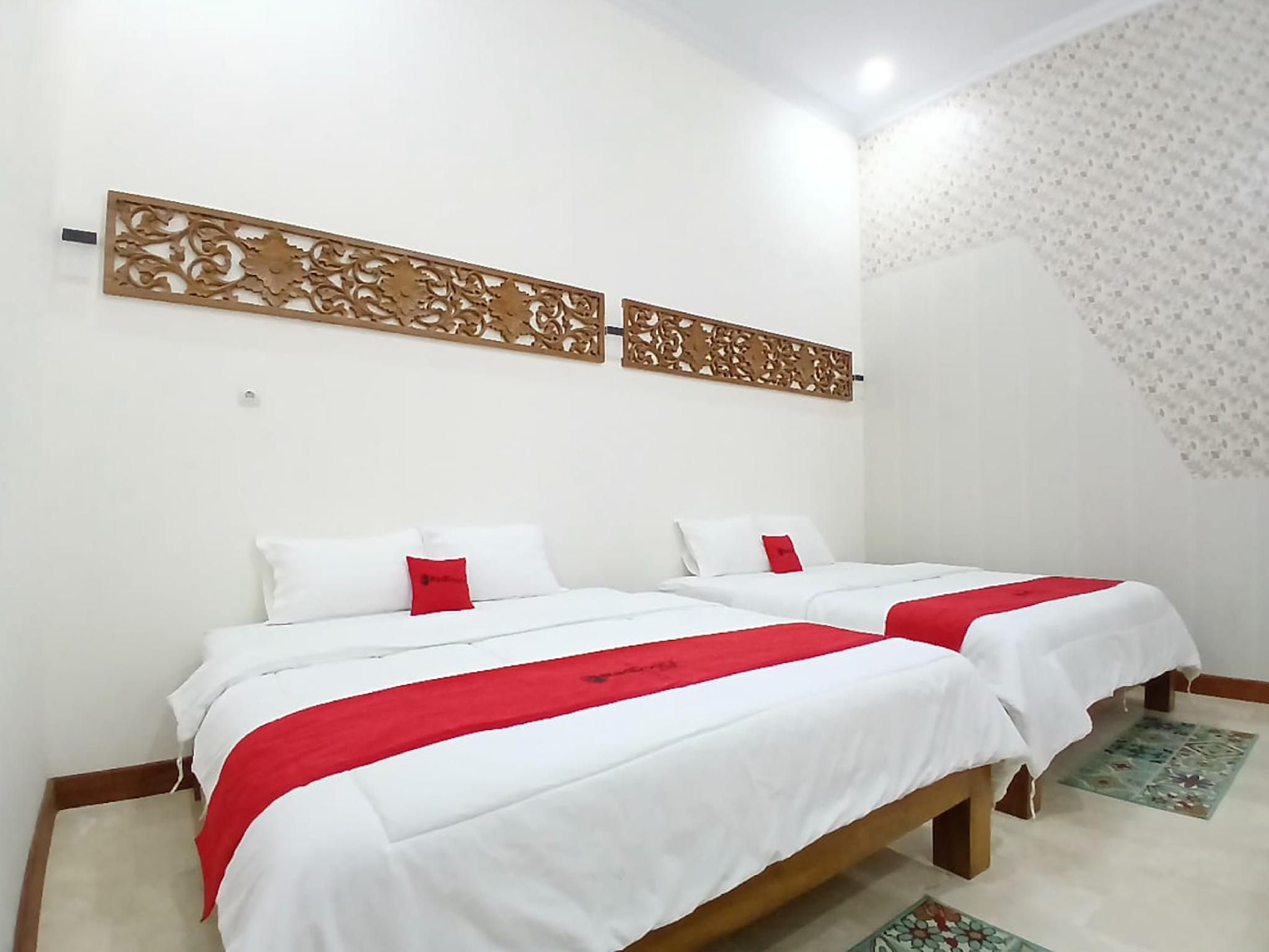 RedDoorz @ Ndalem Eyyang Syariah Stasiun Klaten Family Room - 4 People