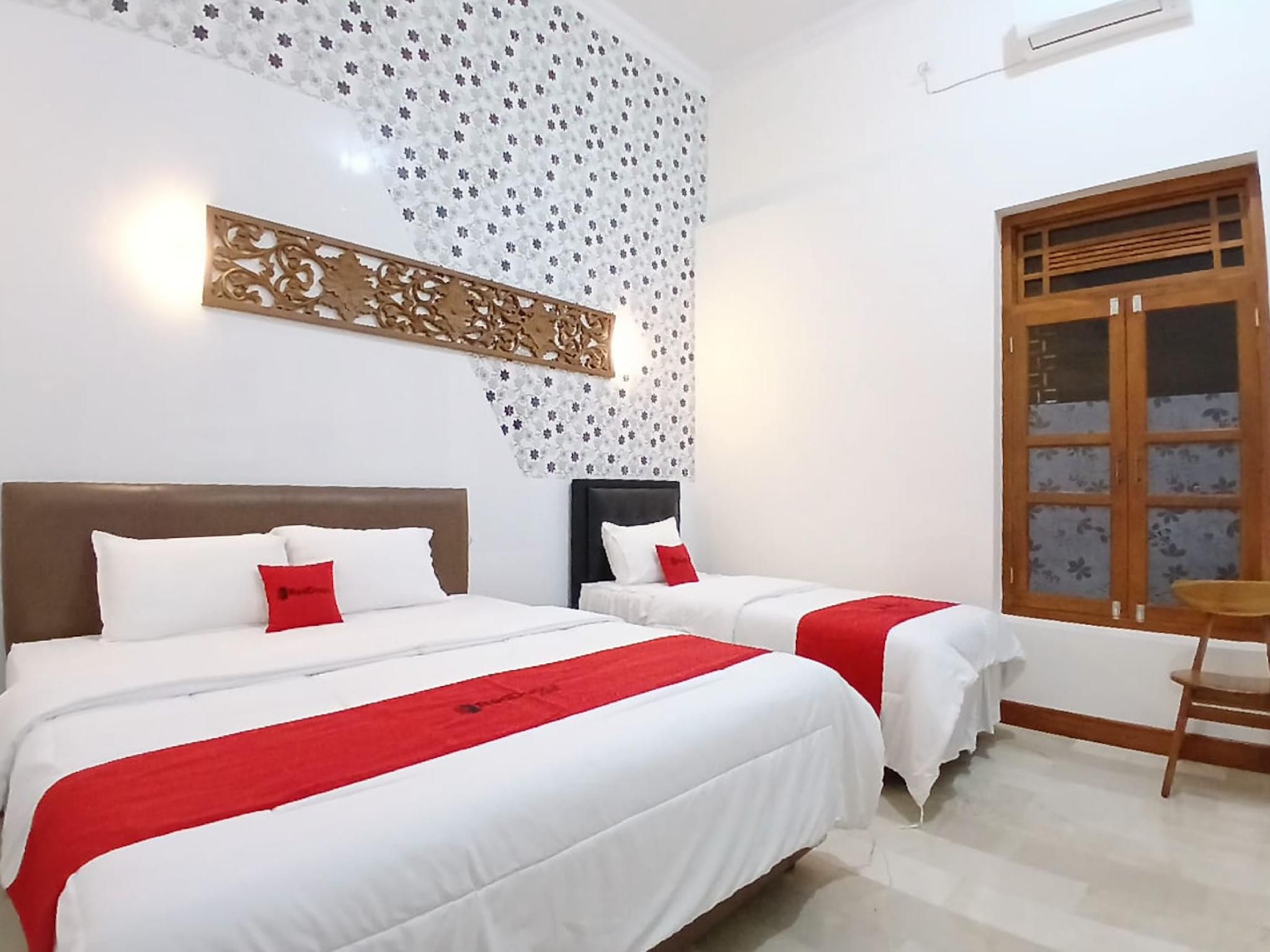 RedDoorz @ Ndalem Eyyang Syariah Stasiun Klaten Family Room