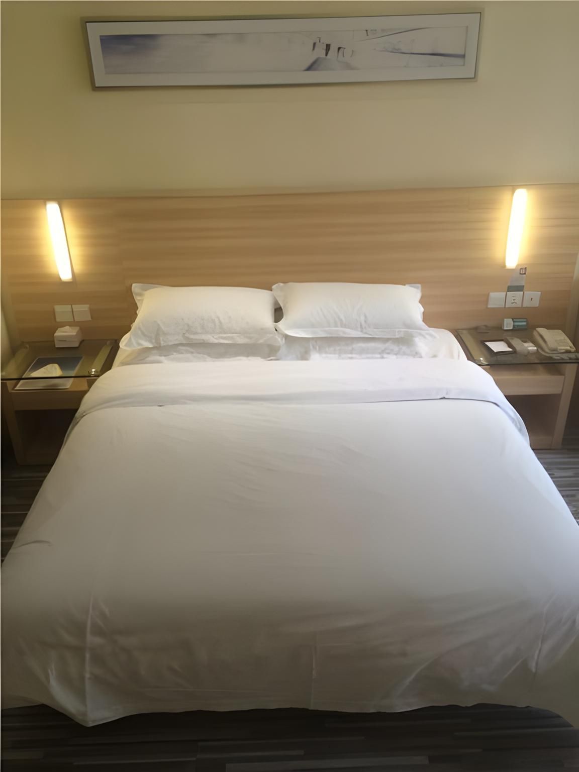 Stand Queen Room