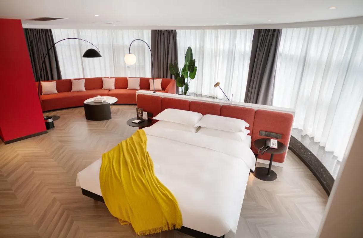 Moulin Rouge Suite