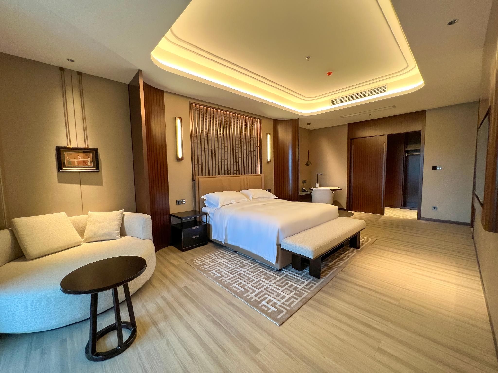  Silver Suite 