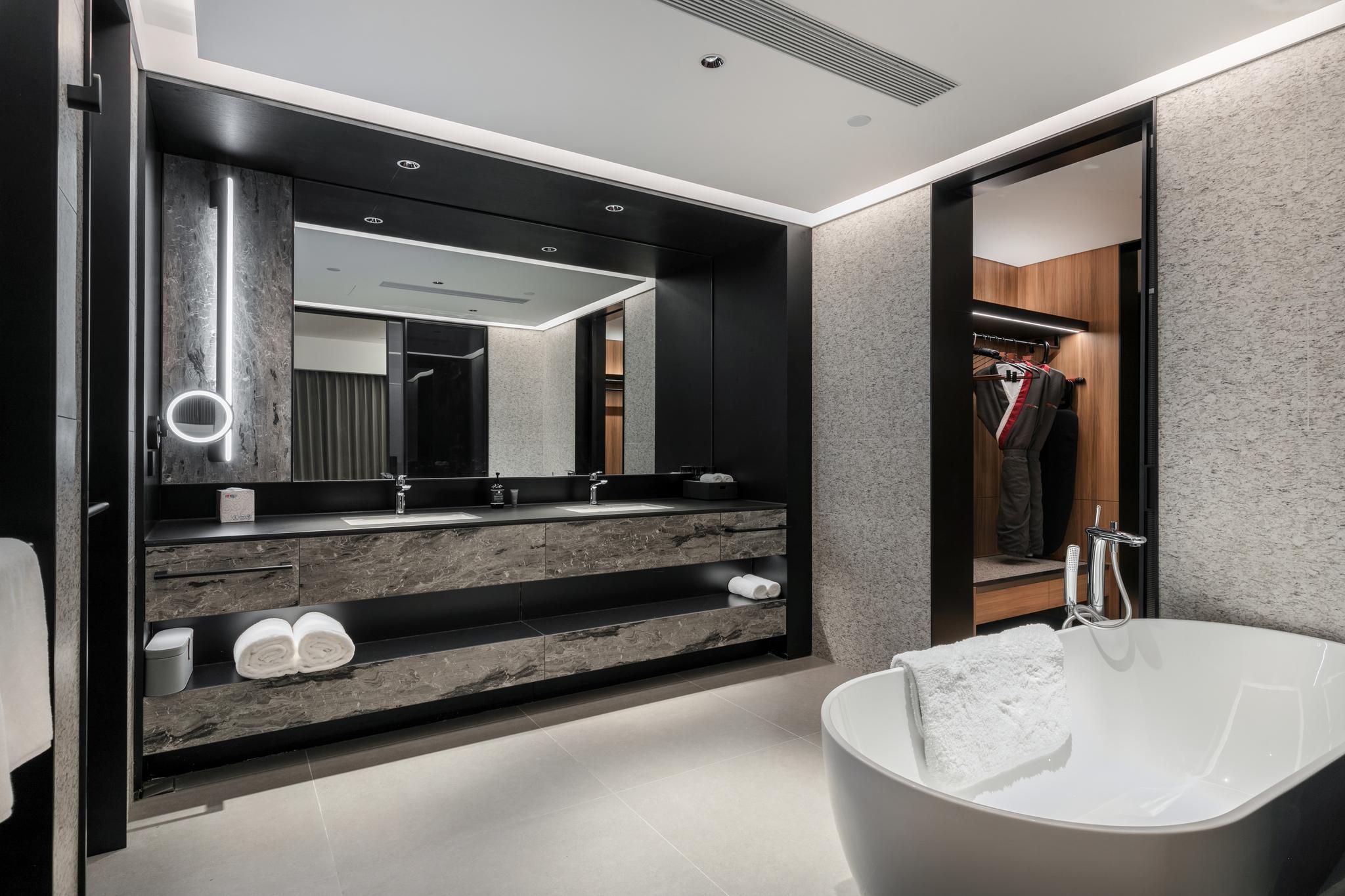 Deluxe Panoramic Suite