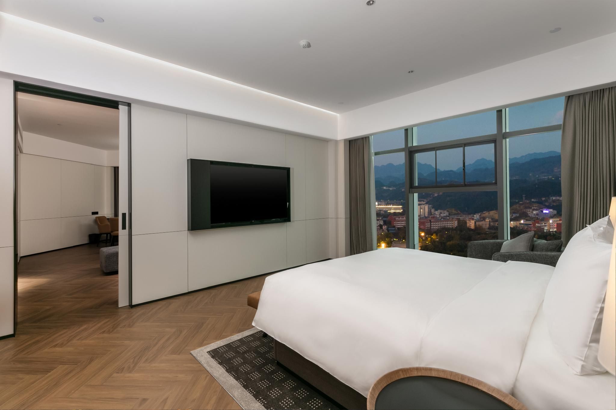 Deluxe Panoramic Suite