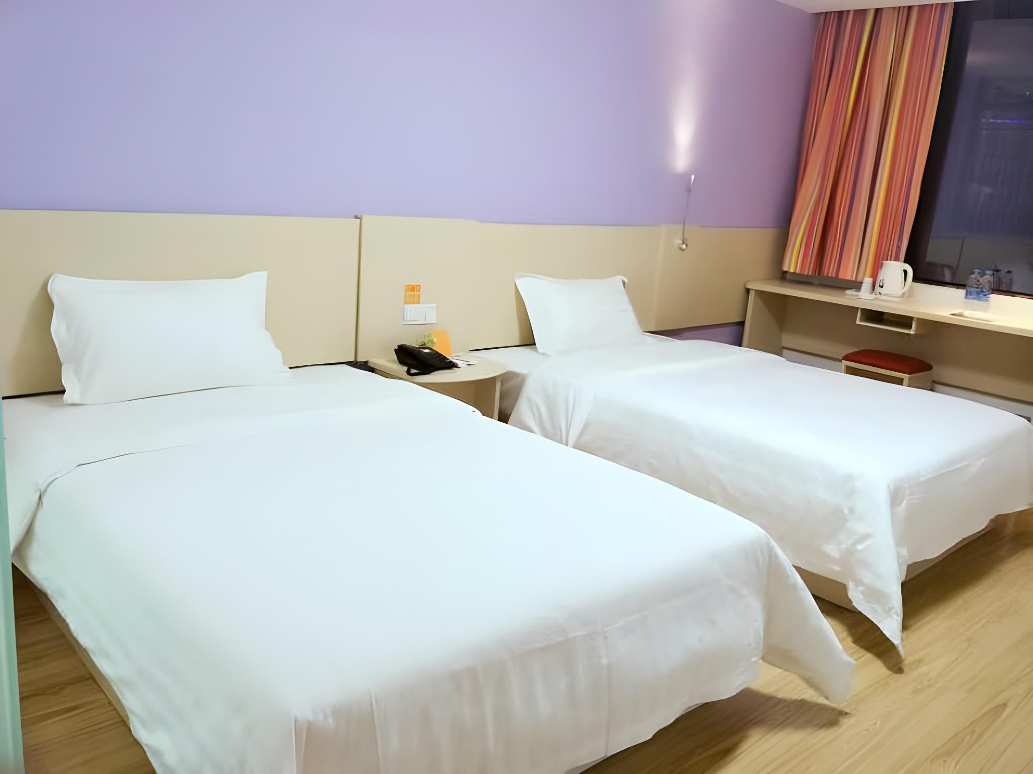 Business Queen Room