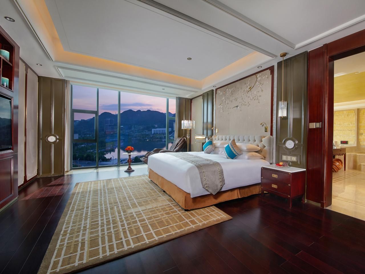 Executive Hot Spring Suite