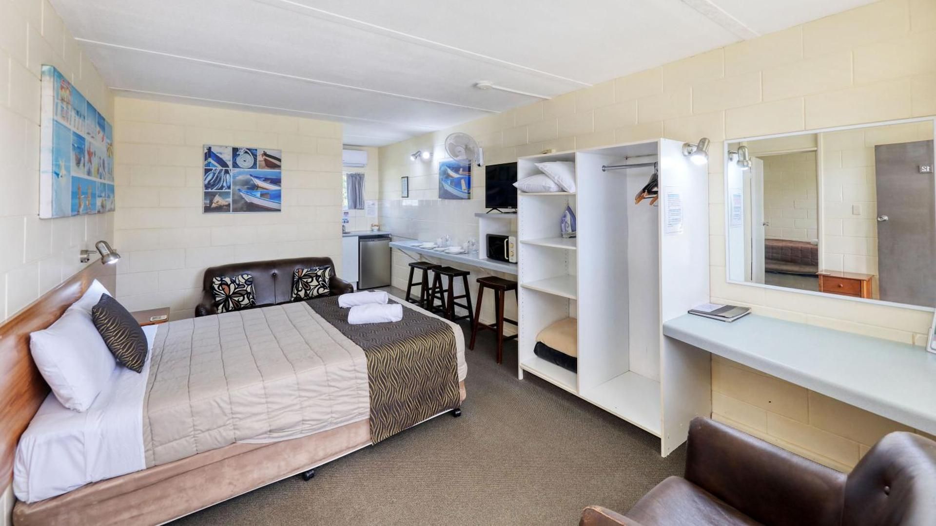 Family Room with Queen and 3 Single Beds